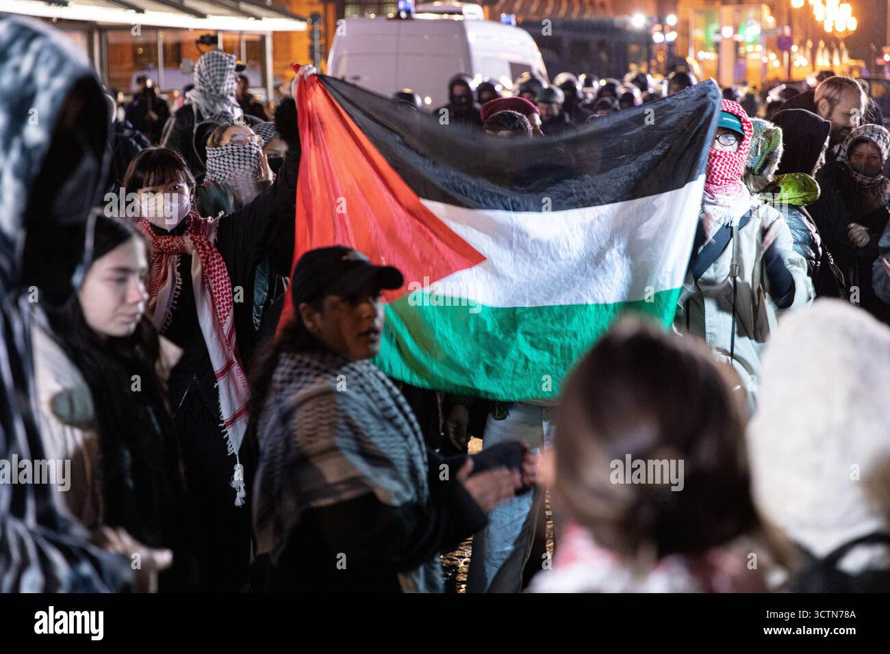 7 ottobre 2025, Berlino, Berlino, Germania: Centinaia di manifestanti filo-palestinesi si sono riuniti nei pressi della Fontana di Nettuno da Alexanderplatz nel centro di Berlino martedì 7 ottobre 2025, nonostante il divieto della polizia alla manifestazione, in occasione del secondo anniversario degli attacchi terroristici di Hamas contro Israele. I partecipanti cantarono slogan come "Gloria alla resistenza", "Intifada fino alla vittoria" e "dal fiume al mare, la Palestina sarà libera". Gli scontri scoppiarono quando gli ufficiali si trasferirono per disperdere il raduno, portando a numerosi arresti e scontri. La scena è diventata tesa e caotica come prote Foto Stock 7 ottobre 2025, Berlino, Berlino, Germania: Centinaia di manifestanti filo-palestinesi si sono riuniti nei pressi della Fontana di Nettuno da Alexanderplatz nel centro di Berlino martedì 7 ottobre 2025, nonostante il divieto della polizia alla manifestazione, in occasione del secondo anniversario degli attacchi terroristici di Hamas contro Israele. I partecipanti cantarono slogan come "Gloria alla resistenza", "Intifada fino alla vittoria" e "dal fiume al mare, la Palestina sarà libera". Gli scontri scoppiarono quando gli ufficiali si trasferirono per disperdere il raduno, portando a numerosi arresti e scontri. La scena è diventata tesa e caotica come prote Foto Stock