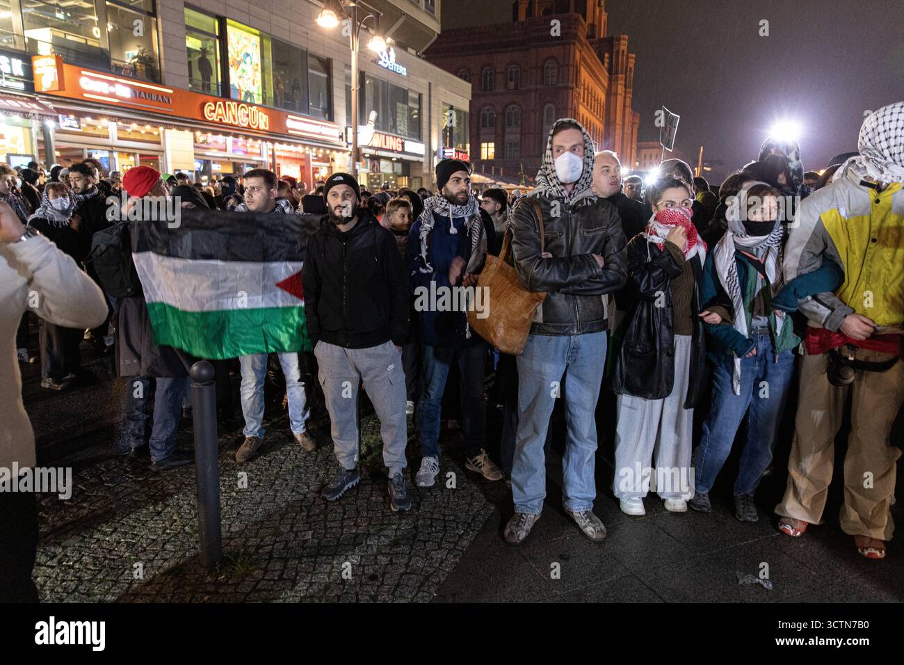 7 ottobre 2025, Berlino, Berlino, Germania: Centinaia di manifestanti filo-palestinesi si sono riuniti nei pressi della Fontana di Nettuno da Alexanderplatz nel centro di Berlino martedì 7 ottobre 2025, nonostante il divieto della polizia alla manifestazione, in occasione del secondo anniversario degli attacchi terroristici di Hamas contro Israele. I partecipanti cantarono slogan come "Gloria alla resistenza", "Intifada fino alla vittoria" e "dal fiume al mare, la Palestina sarà libera". Gli scontri scoppiarono quando gli ufficiali si trasferirono per disperdere il raduno, portando a numerosi arresti e scontri. La scena è diventata tesa e caotica come prote Foto Stock 7 ottobre 2025, Berlino, Berlino, Germania: Centinaia di manifestanti filo-palestinesi si sono riuniti nei pressi della Fontana di Nettuno da Alexanderplatz nel centro di Berlino martedì 7 ottobre 2025, nonostante il divieto della polizia alla manifestazione, in occasione del secondo anniversario degli attacchi terroristici di Hamas contro Israele. I partecipanti cantarono slogan come "Gloria alla resistenza", "Intifada fino alla vittoria" e "dal fiume al mare, la Palestina sarà libera". Gli scontri scoppiarono quando gli ufficiali si trasferirono per disperdere il raduno, portando a numerosi arresti e scontri. La scena è diventata tesa e caotica come prote Foto Stock