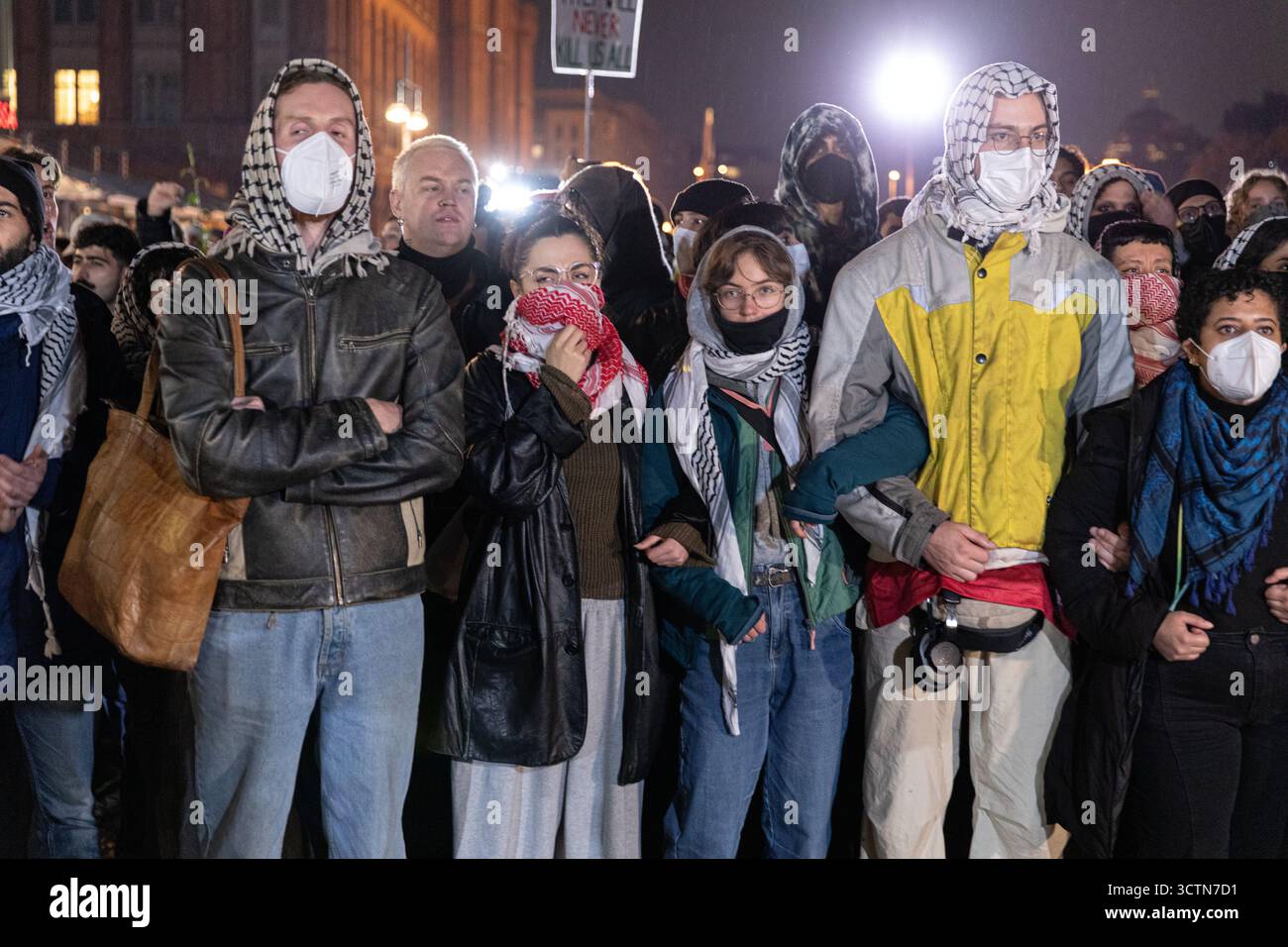 7 ottobre 2025, Berlino, Berlino, Germania: Centinaia di manifestanti filo-palestinesi si sono riuniti nei pressi della Fontana di Nettuno da Alexanderplatz nel centro di Berlino martedì 7 ottobre 2025, nonostante il divieto della polizia alla manifestazione, in occasione del secondo anniversario degli attacchi terroristici di Hamas contro Israele. I partecipanti cantarono slogan come "Gloria alla resistenza", "Intifada fino alla vittoria" e "dal fiume al mare, la Palestina sarà libera". Gli scontri scoppiarono quando gli ufficiali si trasferirono per disperdere il raduno, portando a numerosi arresti e scontri. La scena è diventata tesa e caotica come prote Foto Stock 7 ottobre 2025, Berlino, Berlino, Germania: Centinaia di manifestanti filo-palestinesi si sono riuniti nei pressi della Fontana di Nettuno da Alexanderplatz nel centro di Berlino martedì 7 ottobre 2025, nonostante il divieto della polizia alla manifestazione, in occasione del secondo anniversario degli attacchi terroristici di Hamas contro Israele. I partecipanti cantarono slogan come "Gloria alla resistenza", "Intifada fino alla vittoria" e "dal fiume al mare, la Palestina sarà libera". Gli scontri scoppiarono quando gli ufficiali si trasferirono per disperdere il raduno, portando a numerosi arresti e scontri. La scena è diventata tesa e caotica come prote Foto Stock