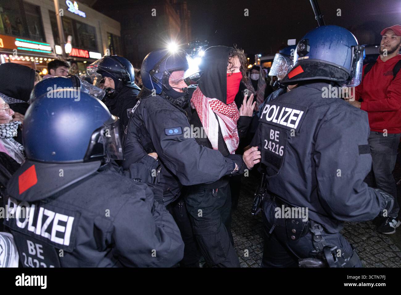 7 ottobre 2025, Berlino, Berlino, Germania: Centinaia di manifestanti filo-palestinesi si sono riuniti nei pressi della Fontana di Nettuno da Alexanderplatz nel centro di Berlino martedì 7 ottobre 2025, nonostante il divieto della polizia alla manifestazione, in occasione del secondo anniversario degli attacchi terroristici di Hamas contro Israele. I partecipanti cantarono slogan come "Gloria alla resistenza", "Intifada fino alla vittoria" e "dal fiume al mare, la Palestina sarà libera". Gli scontri scoppiarono quando gli ufficiali si trasferirono per disperdere il raduno, portando a numerosi arresti e scontri. La scena è diventata tesa e caotica come prote Foto Stock 7 ottobre 2025, Berlino, Berlino, Germania: Centinaia di manifestanti filo-palestinesi si sono riuniti nei pressi della Fontana di Nettuno da Alexanderplatz nel centro di Berlino martedì 7 ottobre 2025, nonostante il divieto della polizia alla manifestazione, in occasione del secondo anniversario degli attacchi terroristici di Hamas contro Israele. I partecipanti cantarono slogan come "Gloria alla resistenza", "Intifada fino alla vittoria" e "dal fiume al mare, la Palestina sarà libera". Gli scontri scoppiarono quando gli ufficiali si trasferirono per disperdere il raduno, portando a numerosi arresti e scontri. La scena è diventata tesa e caotica come prote Foto Stock