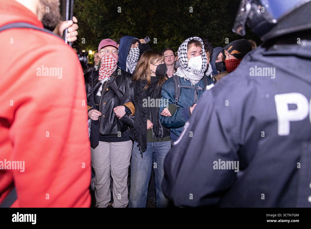 7 ottobre 2025, Berlino, Berlino, Germania: Centinaia di manifestanti filo-palestinesi si sono riuniti nei pressi della Fontana di Nettuno da Alexanderplatz nel centro di Berlino martedì 7 ottobre 2025, nonostante il divieto della polizia alla manifestazione, in occasione del secondo anniversario degli attacchi terroristici di Hamas contro Israele. I partecipanti cantarono slogan come "Gloria alla resistenza", "Intifada fino alla vittoria" e "dal fiume al mare, la Palestina sarà libera". Gli scontri scoppiarono quando gli ufficiali si trasferirono per disperdere il raduno, portando a numerosi arresti e scontri. La scena è diventata tesa e caotica come prote Foto Stock 7 ottobre 2025, Berlino, Berlino, Germania: Centinaia di manifestanti filo-palestinesi si sono riuniti nei pressi della Fontana di Nettuno da Alexanderplatz nel centro di Berlino martedì 7 ottobre 2025, nonostante il divieto della polizia alla manifestazione, in occasione del secondo anniversario degli attacchi terroristici di Hamas contro Israele. I partecipanti cantarono slogan come "Gloria alla resistenza", "Intifada fino alla vittoria" e "dal fiume al mare, la Palestina sarà libera". Gli scontri scoppiarono quando gli ufficiali si trasferirono per disperdere il raduno, portando a numerosi arresti e scontri. La scena è diventata tesa e caotica come prote Foto Stock