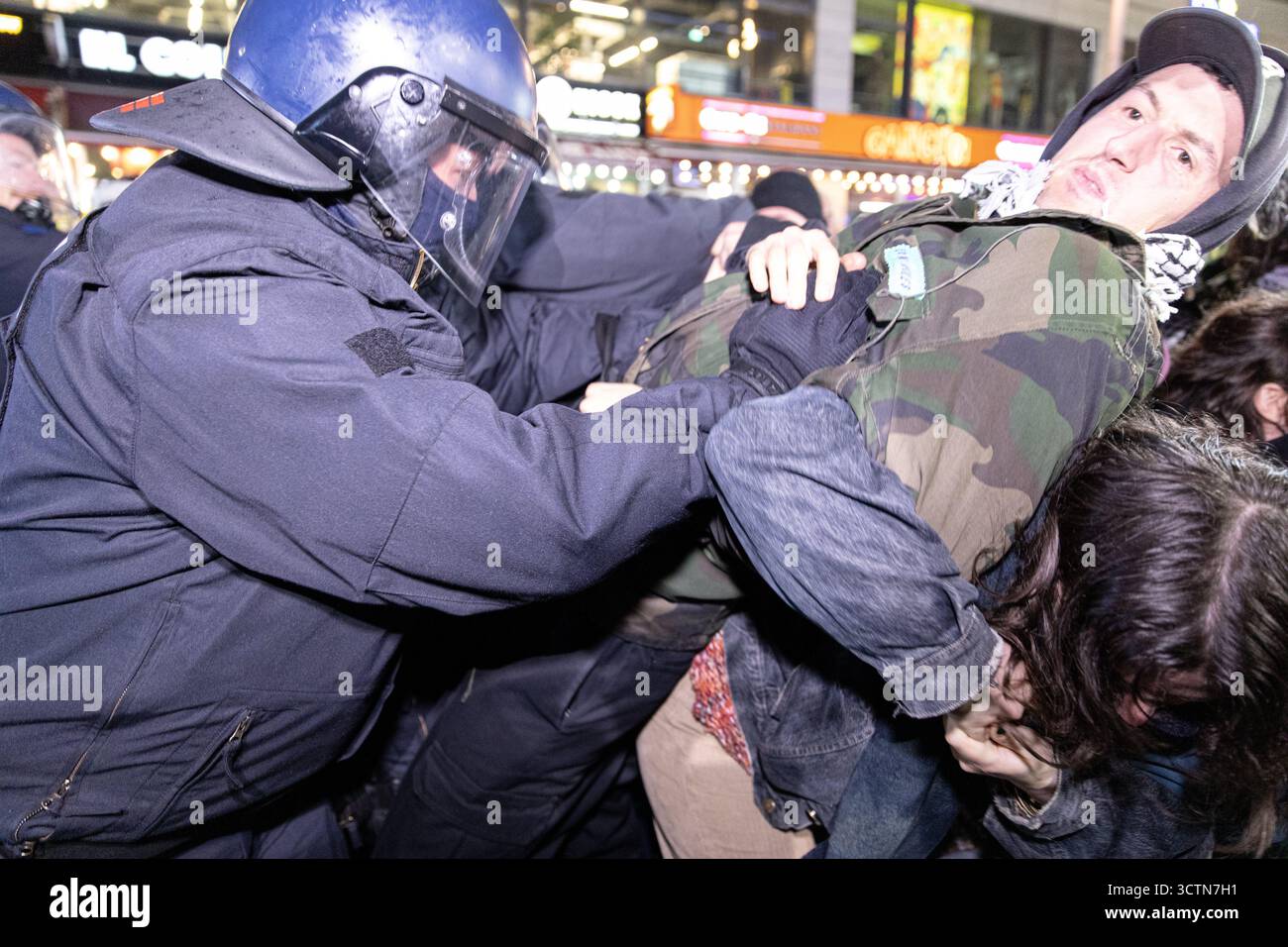 7 ottobre 2025, Berlino, Berlino, Germania: Centinaia di manifestanti filo-palestinesi si sono riuniti nei pressi della Fontana di Nettuno da Alexanderplatz nel centro di Berlino martedì 7 ottobre 2025, nonostante il divieto della polizia alla manifestazione, in occasione del secondo anniversario degli attacchi terroristici di Hamas contro Israele. I partecipanti cantarono slogan come "Gloria alla resistenza", "Intifada fino alla vittoria" e "dal fiume al mare, la Palestina sarà libera". Gli scontri scoppiarono quando gli ufficiali si trasferirono per disperdere il raduno, portando a numerosi arresti e scontri. La scena è diventata tesa e caotica come prote Foto Stock 7 ottobre 2025, Berlino, Berlino, Germania: Centinaia di manifestanti filo-palestinesi si sono riuniti nei pressi della Fontana di Nettuno da Alexanderplatz nel centro di Berlino martedì 7 ottobre 2025, nonostante il divieto della polizia alla manifestazione, in occasione del secondo anniversario degli attacchi terroristici di Hamas contro Israele. I partecipanti cantarono slogan come "Gloria alla resistenza", "Intifada fino alla vittoria" e "dal fiume al mare, la Palestina sarà libera". Gli scontri scoppiarono quando gli ufficiali si trasferirono per disperdere il raduno, portando a numerosi arresti e scontri. La scena è diventata tesa e caotica come prote Foto Stock