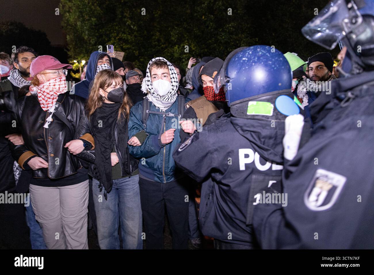 7 ottobre 2025, Berlino, Berlino, Germania: Centinaia di manifestanti filo-palestinesi si sono riuniti nei pressi della Fontana di Nettuno da Alexanderplatz nel centro di Berlino martedì 7 ottobre 2025, nonostante il divieto della polizia alla manifestazione, in occasione del secondo anniversario degli attacchi terroristici di Hamas contro Israele. I partecipanti cantarono slogan come "Gloria alla resistenza", "Intifada fino alla vittoria" e "dal fiume al mare, la Palestina sarà libera". Gli scontri scoppiarono quando gli ufficiali si trasferirono per disperdere il raduno, portando a numerosi arresti e scontri. La scena è diventata tesa e caotica come prote Foto Stock 7 ottobre 2025, Berlino, Berlino, Germania: Centinaia di manifestanti filo-palestinesi si sono riuniti nei pressi della Fontana di Nettuno da Alexanderplatz nel centro di Berlino martedì 7 ottobre 2025, nonostante il divieto della polizia alla manifestazione, in occasione del secondo anniversario degli attacchi terroristici di Hamas contro Israele. I partecipanti cantarono slogan come "Gloria alla resistenza", "Intifada fino alla vittoria" e "dal fiume al mare, la Palestina sarà libera". Gli scontri scoppiarono quando gli ufficiali si trasferirono per disperdere il raduno, portando a numerosi arresti e scontri. La scena è diventata tesa e caotica come prote Foto Stock