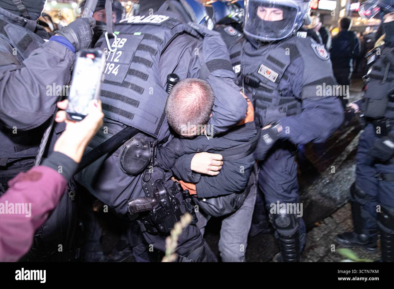 7 ottobre 2025, Berlino, Berlino, Germania: Centinaia di manifestanti filo-palestinesi si sono riuniti nei pressi della Fontana di Nettuno da Alexanderplatz nel centro di Berlino martedì 7 ottobre 2025, nonostante il divieto della polizia alla manifestazione, in occasione del secondo anniversario degli attacchi terroristici di Hamas contro Israele. I partecipanti cantarono slogan come "Gloria alla resistenza", "Intifada fino alla vittoria" e "dal fiume al mare, la Palestina sarà libera". Gli scontri scoppiarono quando gli ufficiali si trasferirono per disperdere il raduno, portando a numerosi arresti e scontri. La scena è diventata tesa e caotica come prote Foto Stock 7 ottobre 2025, Berlino, Berlino, Germania: Centinaia di manifestanti filo-palestinesi si sono riuniti nei pressi della Fontana di Nettuno da Alexanderplatz nel centro di Berlino martedì 7 ottobre 2025, nonostante il divieto della polizia alla manifestazione, in occasione del secondo anniversario degli attacchi terroristici di Hamas contro Israele. I partecipanti cantarono slogan come "Gloria alla resistenza", "Intifada fino alla vittoria" e "dal fiume al mare, la Palestina sarà libera". Gli scontri scoppiarono quando gli ufficiali si trasferirono per disperdere il raduno, portando a numerosi arresti e scontri. La scena è diventata tesa e caotica come prote Foto Stock