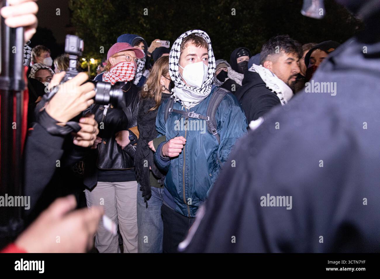 7 ottobre 2025, Berlino, Berlino, Germania: Centinaia di manifestanti filo-palestinesi si sono riuniti nei pressi della Fontana di Nettuno da Alexanderplatz nel centro di Berlino martedì 7 ottobre 2025, nonostante il divieto della polizia alla manifestazione, in occasione del secondo anniversario degli attacchi terroristici di Hamas contro Israele. I partecipanti cantarono slogan come "Gloria alla resistenza", "Intifada fino alla vittoria" e "dal fiume al mare, la Palestina sarà libera". Gli scontri scoppiarono quando gli ufficiali si trasferirono per disperdere il raduno, portando a numerosi arresti e scontri. La scena è diventata tesa e caotica come prote Foto Stock 7 ottobre 2025, Berlino, Berlino, Germania: Centinaia di manifestanti filo-palestinesi si sono riuniti nei pressi della Fontana di Nettuno da Alexanderplatz nel centro di Berlino martedì 7 ottobre 2025, nonostante il divieto della polizia alla manifestazione, in occasione del secondo anniversario degli attacchi terroristici di Hamas contro Israele. I partecipanti cantarono slogan come "Gloria alla resistenza", "Intifada fino alla vittoria" e "dal fiume al mare, la Palestina sarà libera". Gli scontri scoppiarono quando gli ufficiali si trasferirono per disperdere il raduno, portando a numerosi arresti e scontri. La scena è diventata tesa e caotica come prote Foto Stock