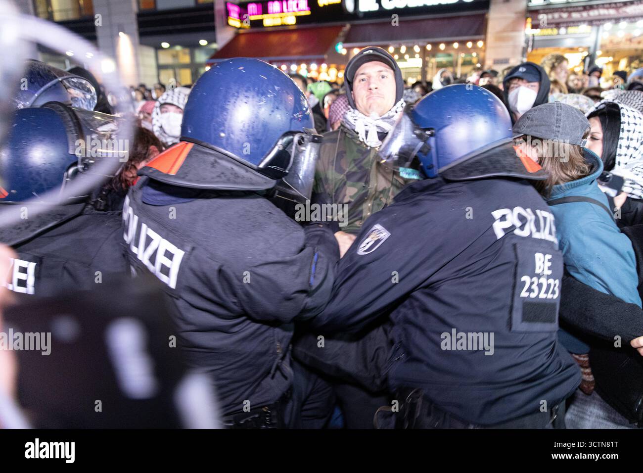 7 ottobre 2025, Berlino, Berlino, Germania: Centinaia di manifestanti filo-palestinesi si sono riuniti nei pressi della Fontana di Nettuno da Alexanderplatz nel centro di Berlino martedì 7 ottobre 2025, nonostante il divieto della polizia alla manifestazione, in occasione del secondo anniversario degli attacchi terroristici di Hamas contro Israele. I partecipanti cantarono slogan come "Gloria alla resistenza", "Intifada fino alla vittoria" e "dal fiume al mare, la Palestina sarà libera". Gli scontri scoppiarono quando gli ufficiali si trasferirono per disperdere il raduno, portando a numerosi arresti e scontri. La scena è diventata tesa e caotica come prote Foto Stock 7 ottobre 2025, Berlino, Berlino, Germania: Centinaia di manifestanti filo-palestinesi si sono riuniti nei pressi della Fontana di Nettuno da Alexanderplatz nel centro di Berlino martedì 7 ottobre 2025, nonostante il divieto della polizia alla manifestazione, in occasione del secondo anniversario degli attacchi terroristici di Hamas contro Israele. I partecipanti cantarono slogan come "Gloria alla resistenza", "Intifada fino alla vittoria" e "dal fiume al mare, la Palestina sarà libera". Gli scontri scoppiarono quando gli ufficiali si trasferirono per disperdere il raduno, portando a numerosi arresti e scontri. La scena è diventata tesa e caotica come prote Foto Stock