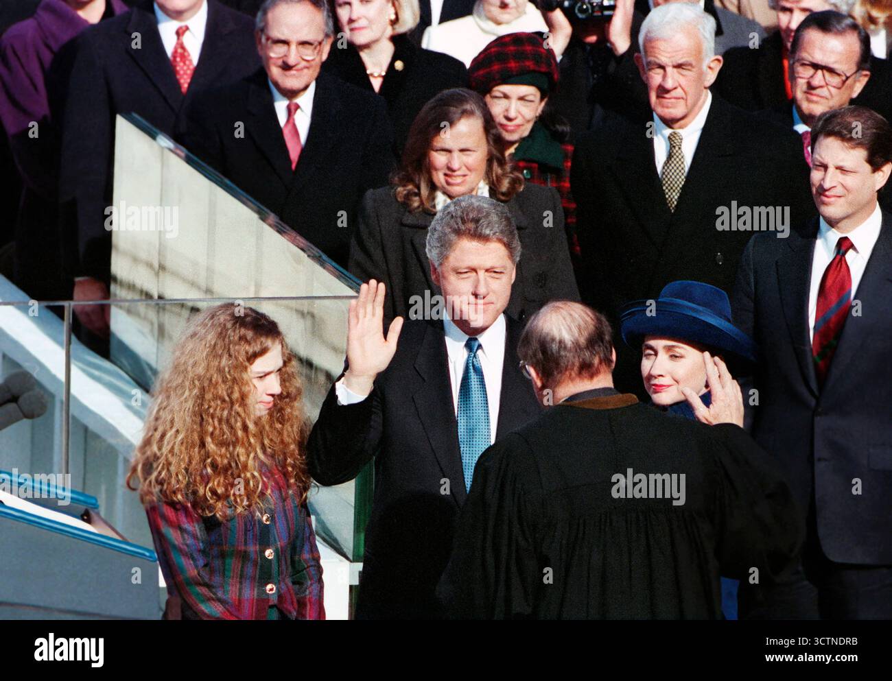 Il presidente eletto degli Stati Uniti Bill Clinton è sotto giuramento del giudice capo degli Stati Uniti William Rehnquist, mentre Hillary Clinton, la figlia Chelsea Clinton e altri guardano durante la cerimonia di inaugurazione, U.S. Capitol, Washington, D.C., USA, Barbara Ellison, fotografa della Casa Bianca, 20 gennaio 1993 Foto Stock