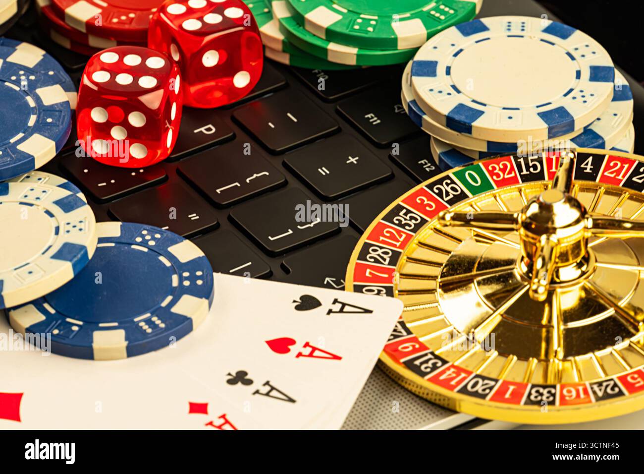 L'immagine mostra un ambiente da casinò con una roulette wheel, chip da poker, asso delle carte da gioco e re, suggerendo giochi da gioco utilizzati per il marketing di casinò e Foto Stock