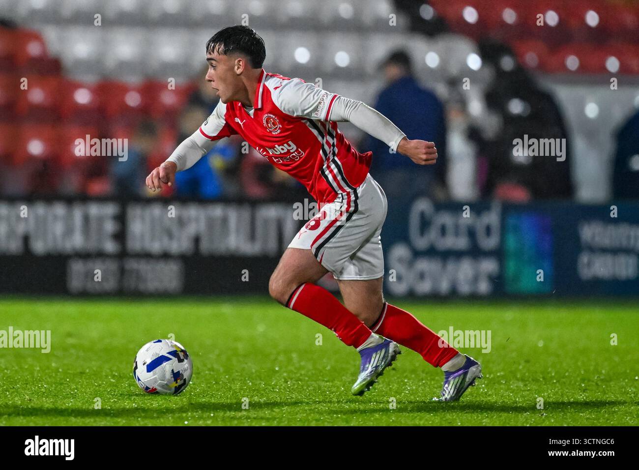 Crispin McLean di Fleetwood Town fa una corsa con il pallone durante il Vertu Trophy Match Fleetwood Town vs Leeds United Academy all'Highbury Stadium, Fleetwood, Regno Unito, 7 ottobre 2025 (foto di Adam Gee/News Images) Foto Stock