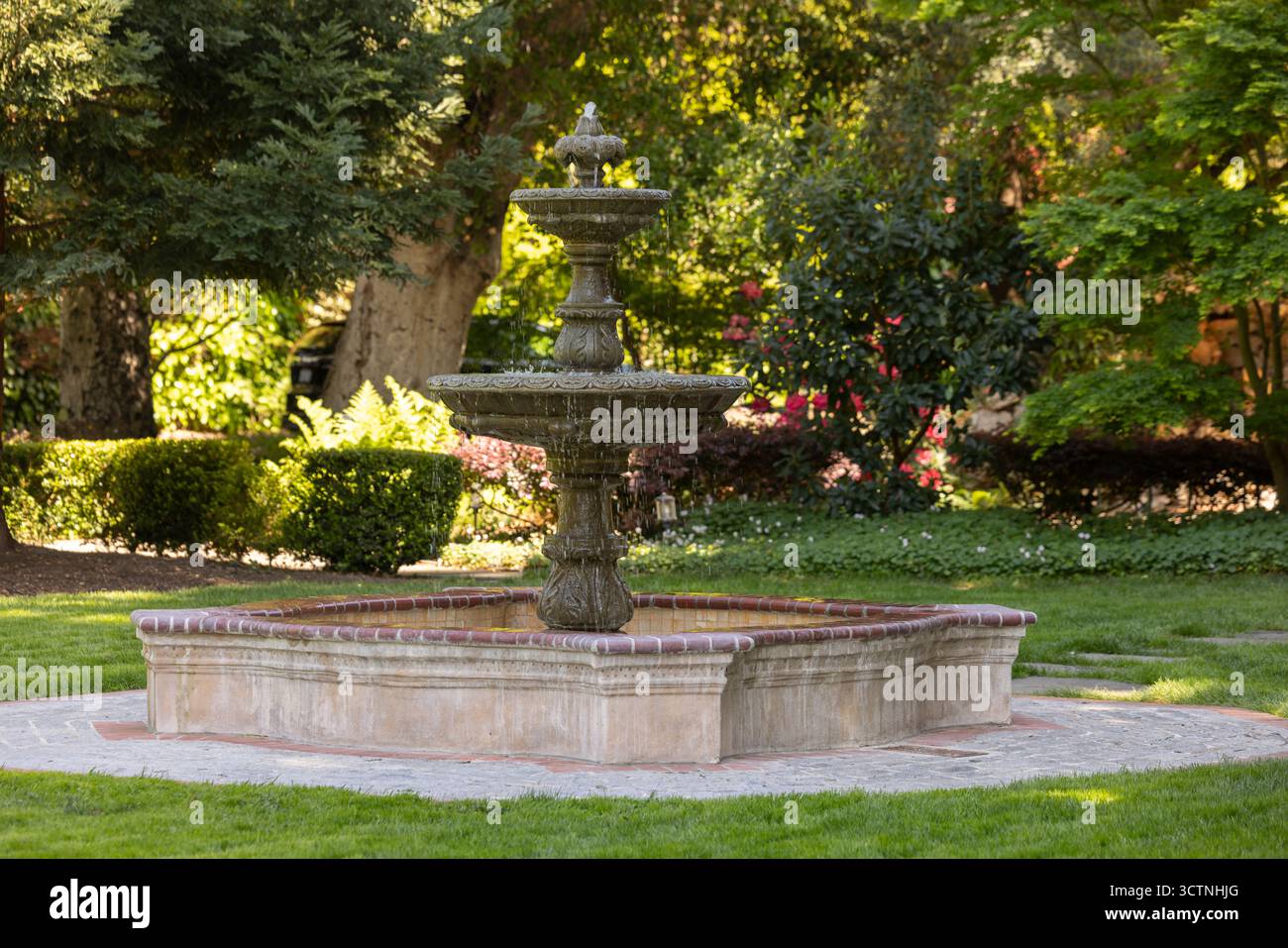 Una fontana scorre in un parco nella città di Atherton, California, Stati Uniti. Foto Stock