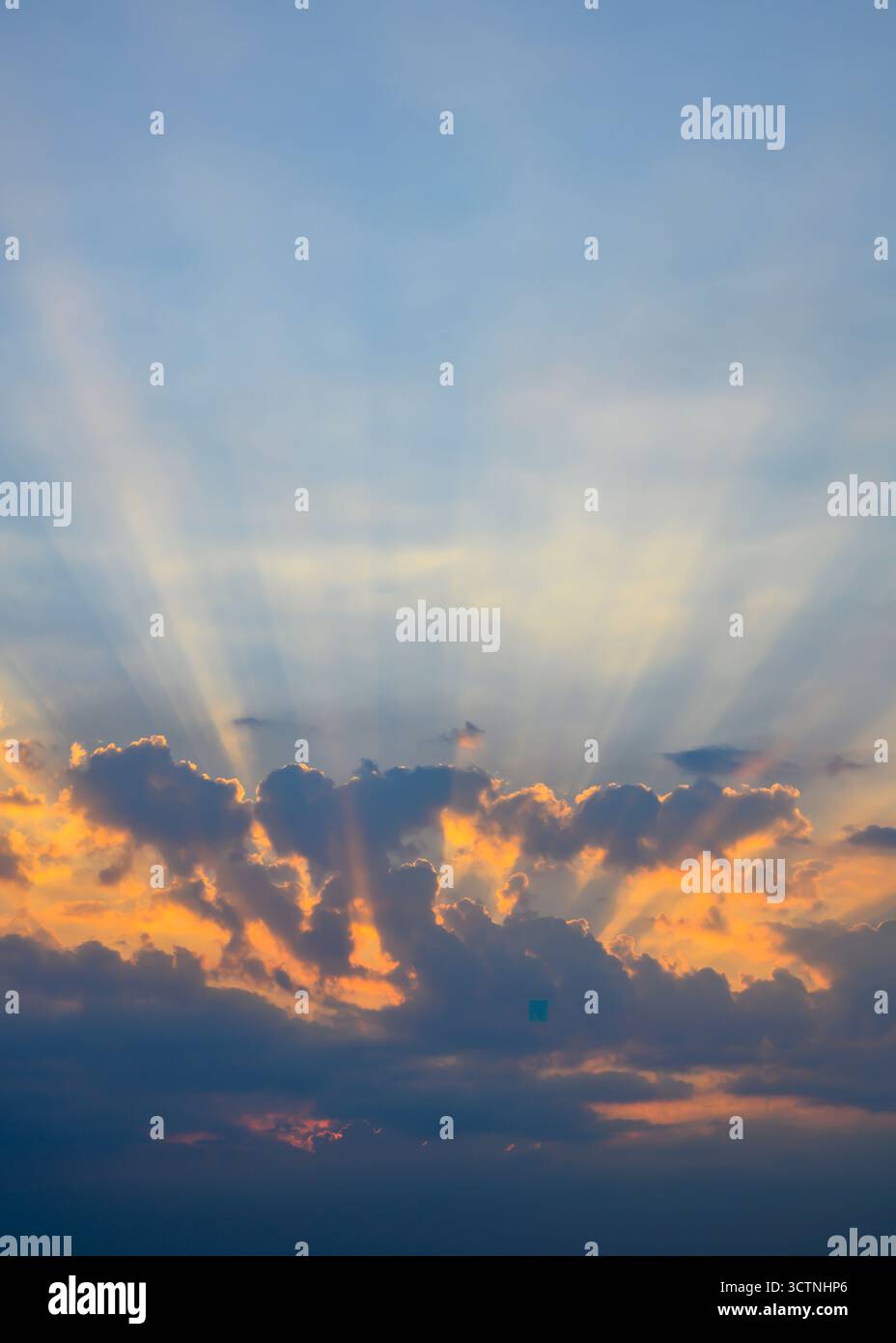 I raggi del sole nascente nelle nuvole del cielo sopra il Vietnam Foto Stock