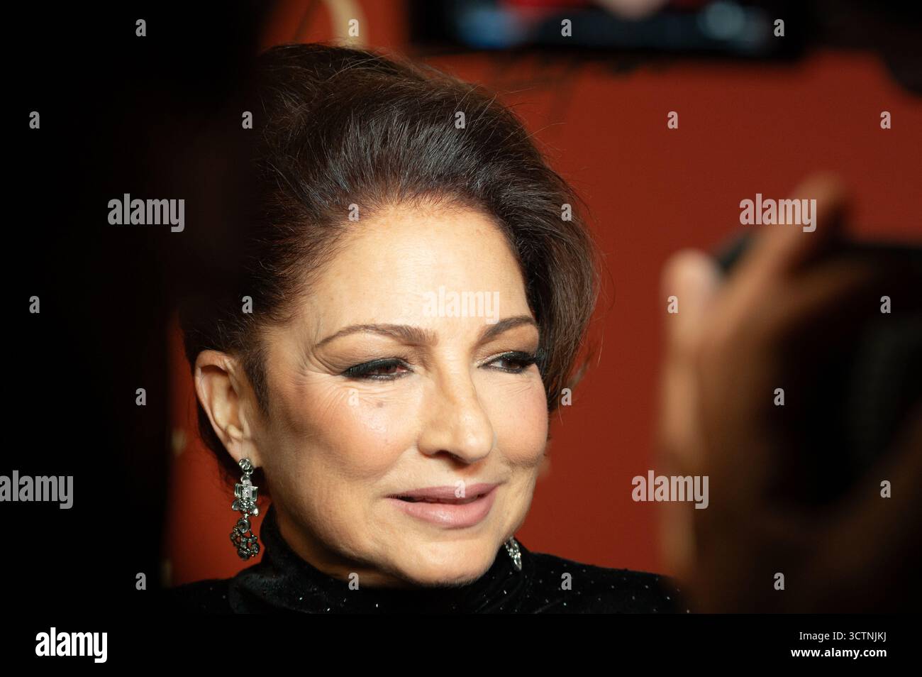 Madrid, Spagna. 7 ottobre 2025. Gloria Estefan partecipa ai Vanity Fair Awards a la Borda del Mentidero, Madrid. Credito: SOPA Images Limited/Alamy Live News Foto Stock
