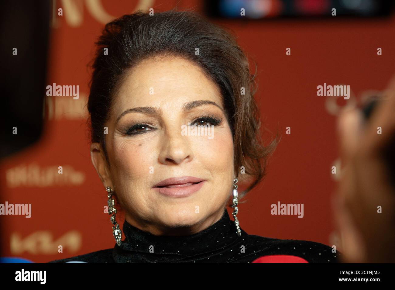 Madrid, Spagna. 7 ottobre 2025. Gloria Estefan partecipa ai Vanity Fair Awards a la Borda del Mentidero, Madrid. Credito: SOPA Images Limited/Alamy Live News Foto Stock