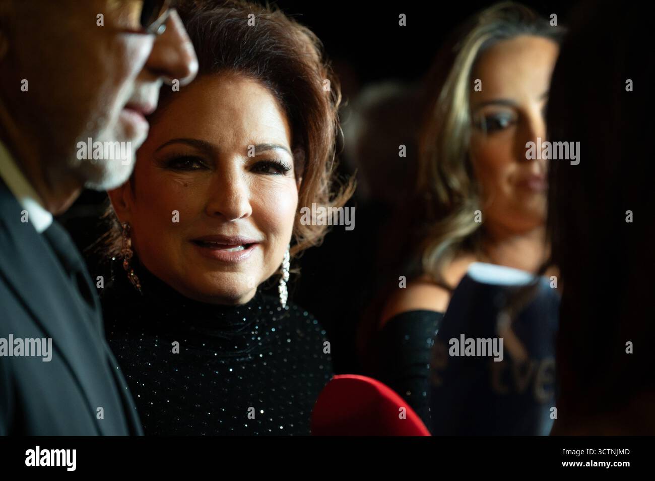 Madrid, Spagna. 7 ottobre 2025. Gloria Estefan partecipa ai Vanity Fair Awards a la Borda del Mentidero, Madrid. Credito: SOPA Images Limited/Alamy Live News Foto Stock