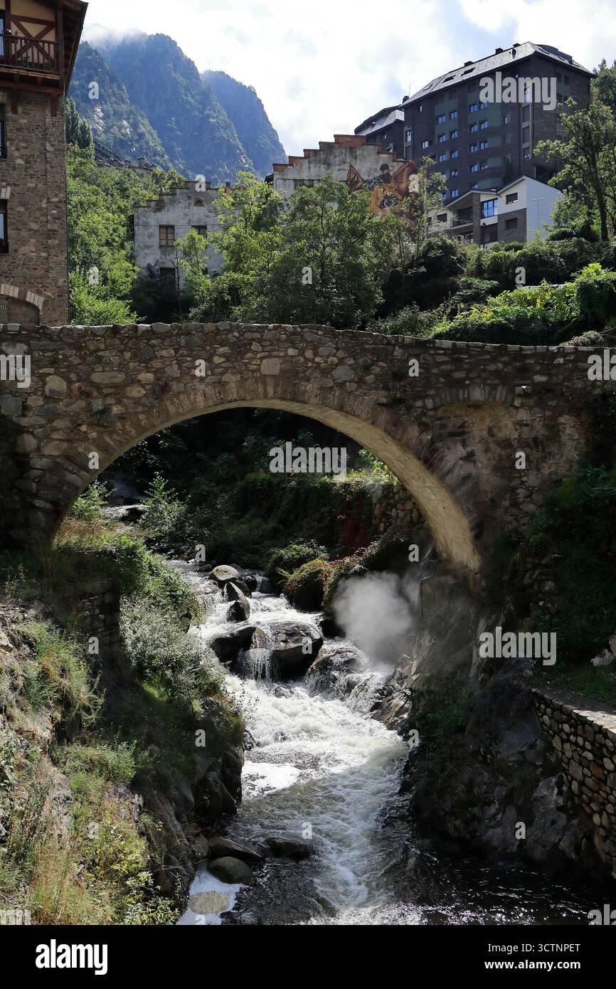 Il Pont de la Tosca è un ponte in pietra del 1820 costruito su una sorgente termale a Escaldes-Engordany.Andorra Foto Stock