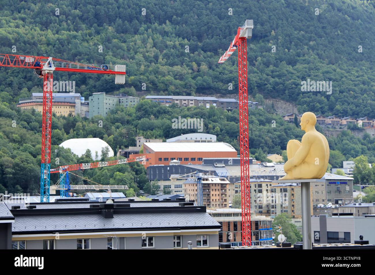 Una delle sette figure della Plaza dei 7 Poeti (Plaza dels Set Poetes), un gruppo di statue di sette figure sedute in cima a colonne alte, che rappresentano le sette parrocchie di Andorra create dall'artista spagnolo Jaume Plensa con il paesaggio urbano di Andorra la Vella sullo sfondo. Andorra. Foto Stock