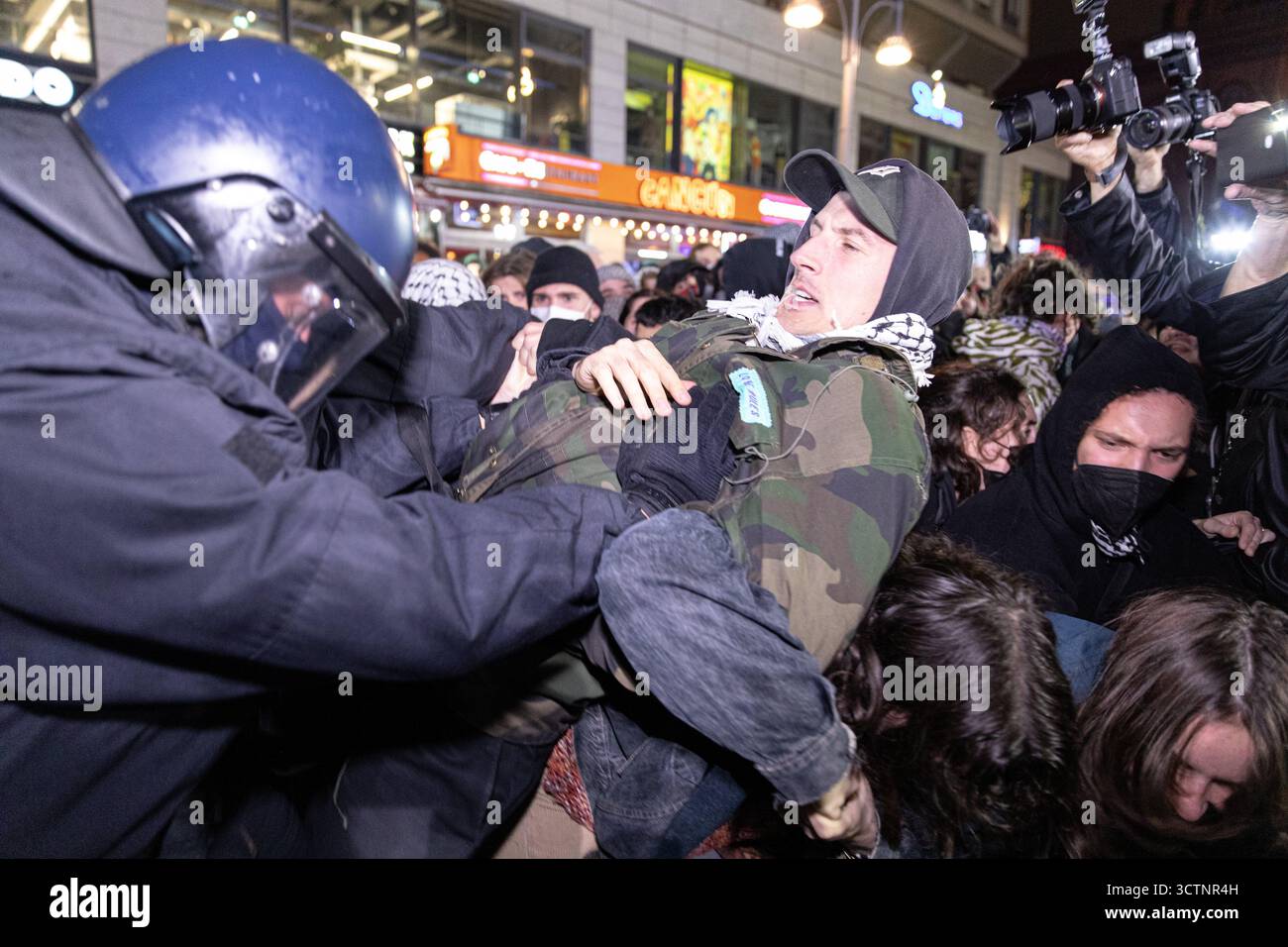 7 ottobre 2025, Berlino, Germania: Nonostante un divieto della polizia alla manifestazione, centinaia di manifestanti filo-palestinesi si sono riuniti vicino alla Fontana di Nettuno da Alexanderplatz per celebrare il secondo anniversario degli attacchi terroristici di Hamas contro Israele. I partecipanti hanno cantato slogan come "Gloria alla resistenza", "Intifada fino alla vittoria" e "dal fiume al mare, la Palestina sarà libera". Gli scontri scoppiarono quando gli ufficiali si trasferirono per disperdere il raduno, portando a numerosi arresti e scontri. (Credit Image: © Michael Kuenne/PRESSCOV via ZUMA Press Wire) SOLO PER USO EDITORIALE! Non per Commerci Foto Stock 7 ottobre 2025, Berlino, Germania: Nonostante un divieto della polizia alla manifestazione, centinaia di manifestanti filo-palestinesi si sono riuniti vicino alla Fontana di Nettuno da Alexanderplatz per celebrare il secondo anniversario degli attacchi terroristici di Hamas contro Israele. I partecipanti hanno cantato slogan come "Gloria alla resistenza", "Intifada fino alla vittoria" e "dal fiume al mare, la Palestina sarà libera". Gli scontri scoppiarono quando gli ufficiali si trasferirono per disperdere il raduno, portando a numerosi arresti e scontri. (Credit Image: © Michael Kuenne/PRESSCOV via ZUMA Press Wire) SOLO PER USO EDITORIALE! Non per Commerci Foto Stock
