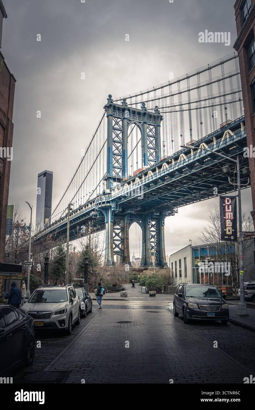 Ponte di Manhattan durante il giorno di pioggia Foto Stock