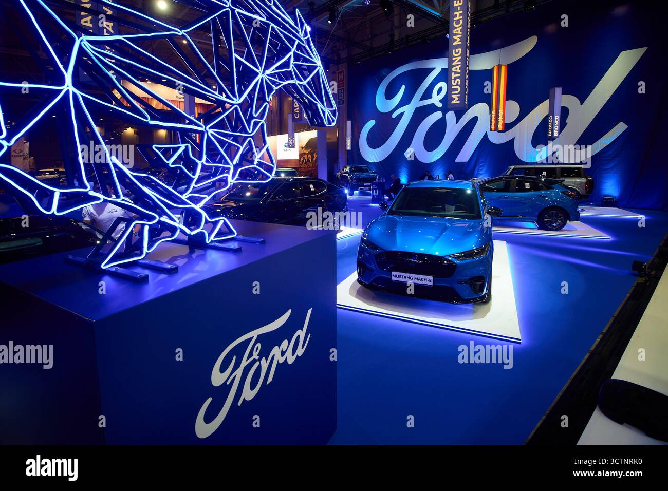 Bucarest, Romania. 7 ottobre 2025: Un SUV elettrico blu Ford Mustang Mach-e è in mostra presso lo stand Ford durante il Salone dell'automobile di Bucarest e gli accessori 2025. Crediti: Lucian Alecu/Alamy Live News Foto Stock