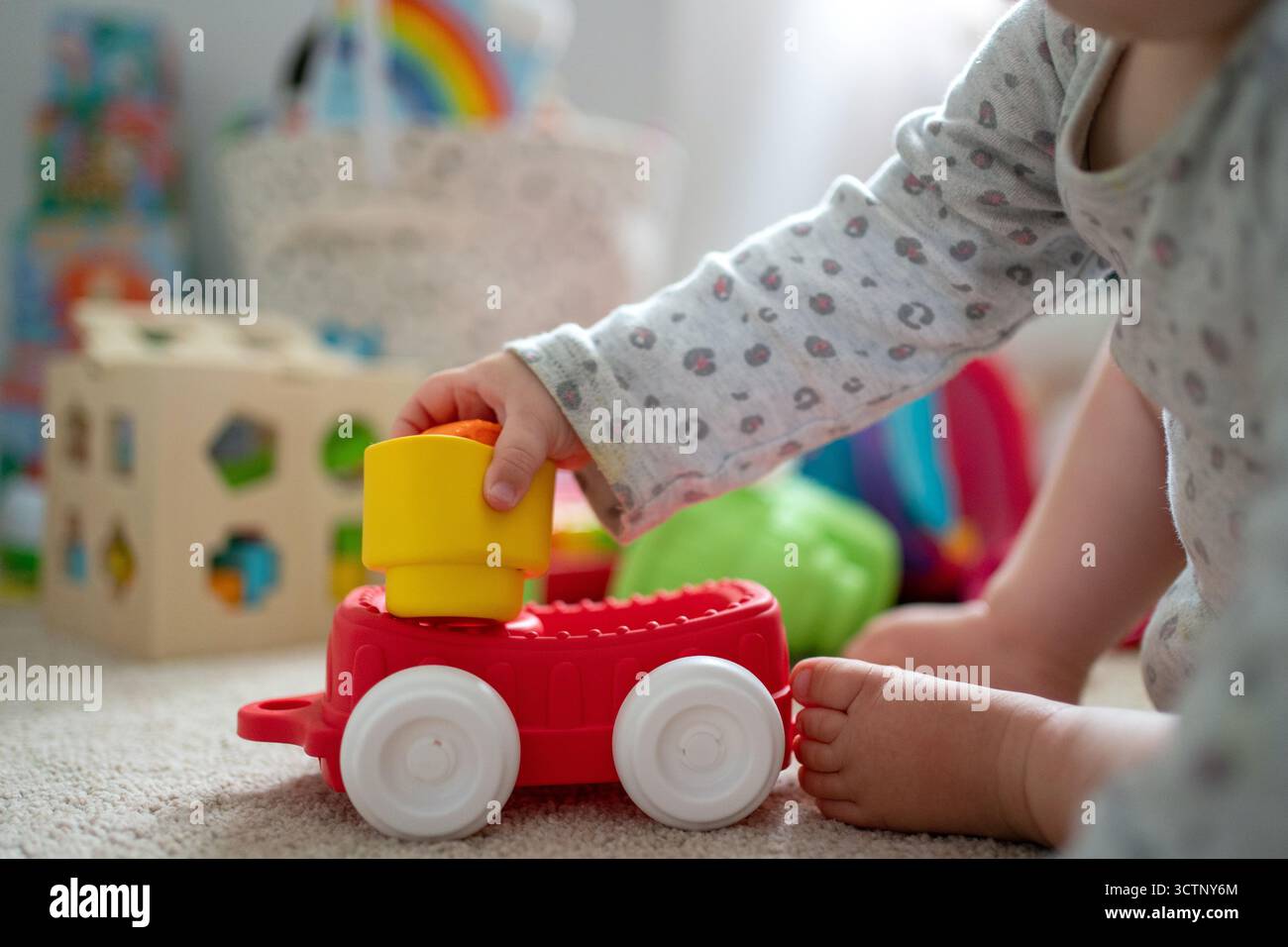 Foto datata 04/08/23 di un bambino che gioca con i giocattoli a casa nel Northamptonshire. I decessi tra i senzatetto nel Regno Unito sono aumentati del 9% in un anno e comprendevano 11 bambini, secondo un gruppo di monitoraggio della questione. Data di pubblicazione: Mercoledì 8 ottobre 2025. Foto Stock