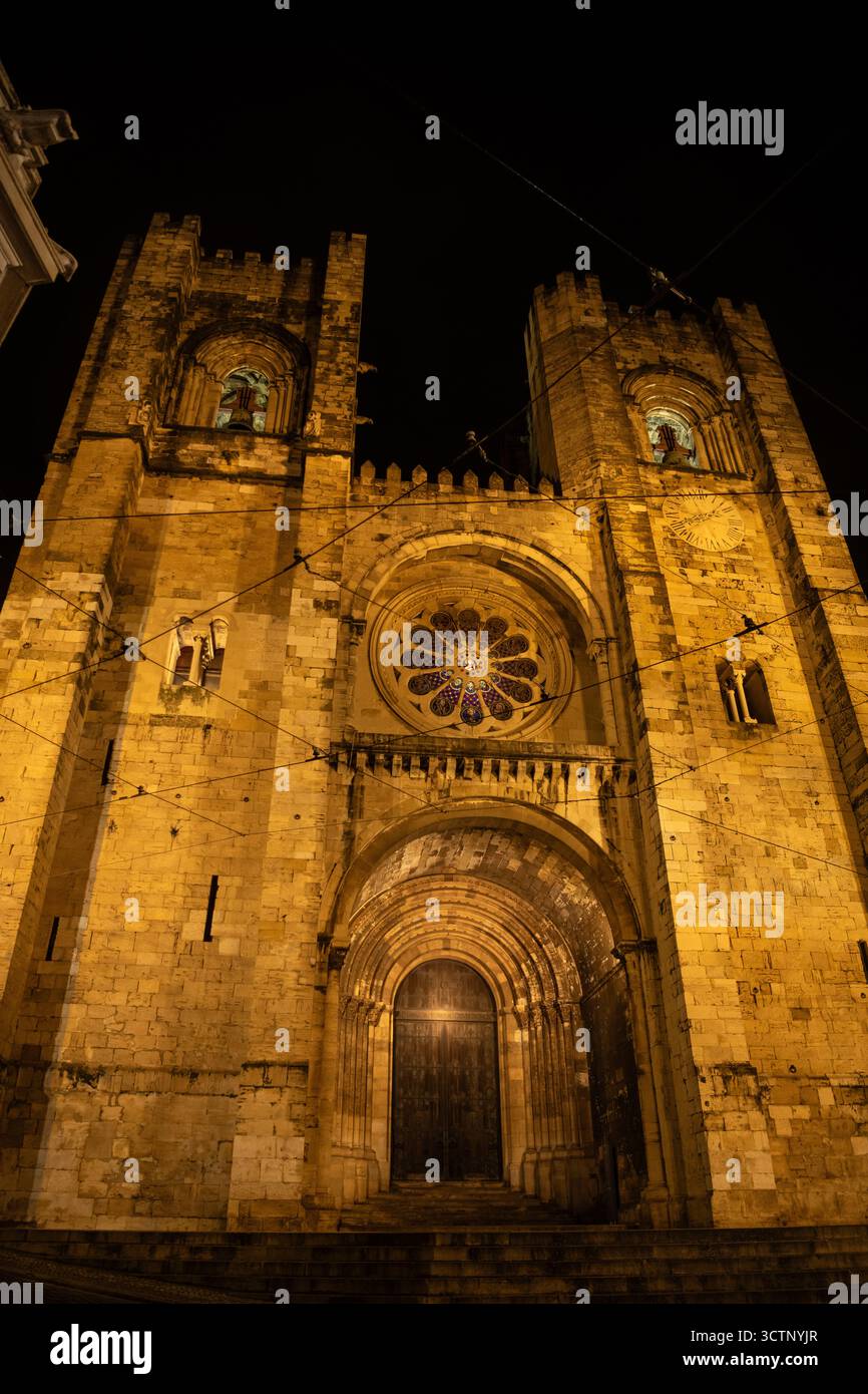 Facciata della cattedrale di Lisbona (sé de Lisboa) illuminata di notte - Portogallo Foto Stock