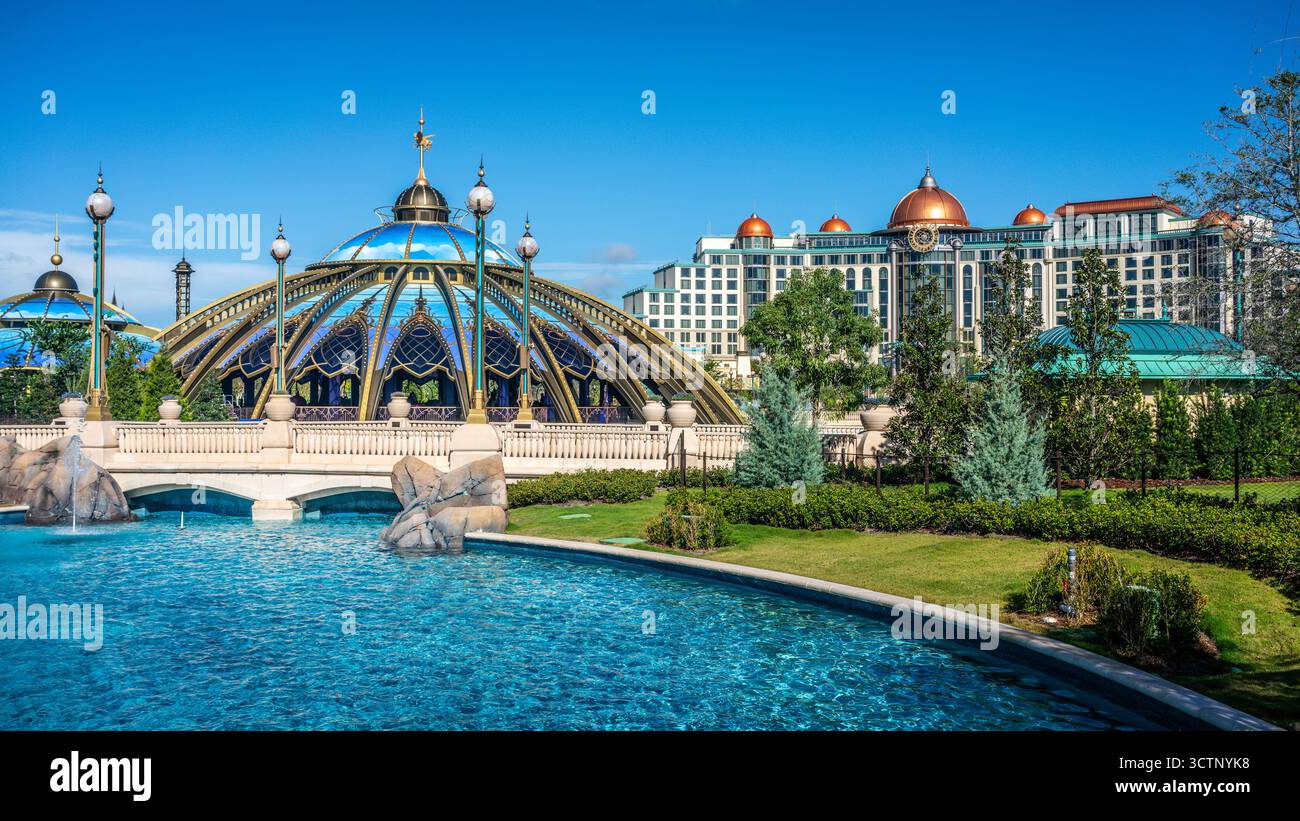 Orlando USA, 7 settembre 2025: Veduta del Parco Celestiale all'Universal Epic Universe Park con la giostra della costellazione e l'Helios Grand Hotel Florida Foto Stock