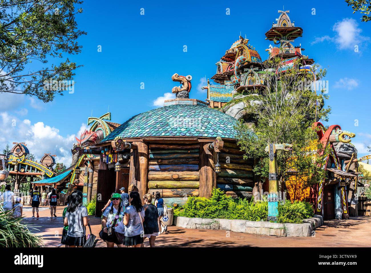 Orlando USA, 7 settembre 2025: Persone di fronte alla costruzione dell'area dell'Isola di Berk del parco Universal Epic Universe a Orlando, Florida Foto Stock
