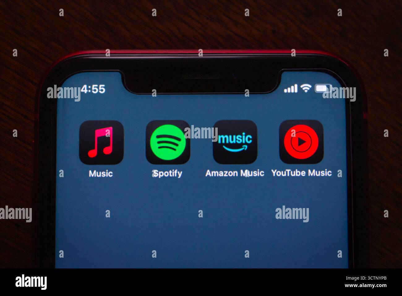 Quito, ECUADOR - 6 ottobre 2025 icone di primo piano di Apple Music, Spotify, Amazon Music e YouTube Music in modalità buia. Foto Stock