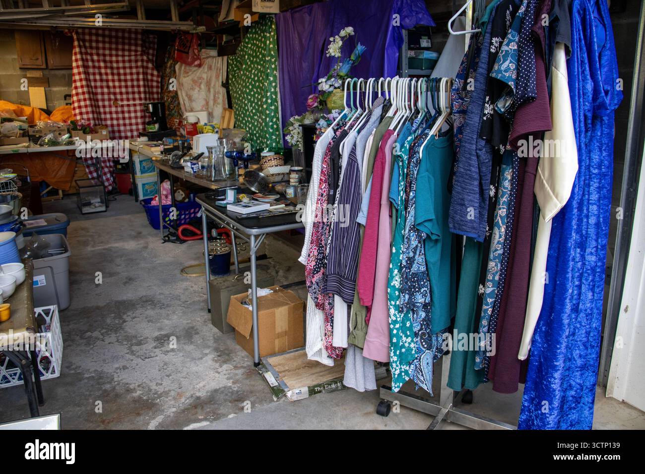 Abbigliamento e altri articoli in vendita in garage in una casa suburbana nel Midwest degli Stati Uniti. Foto Stock