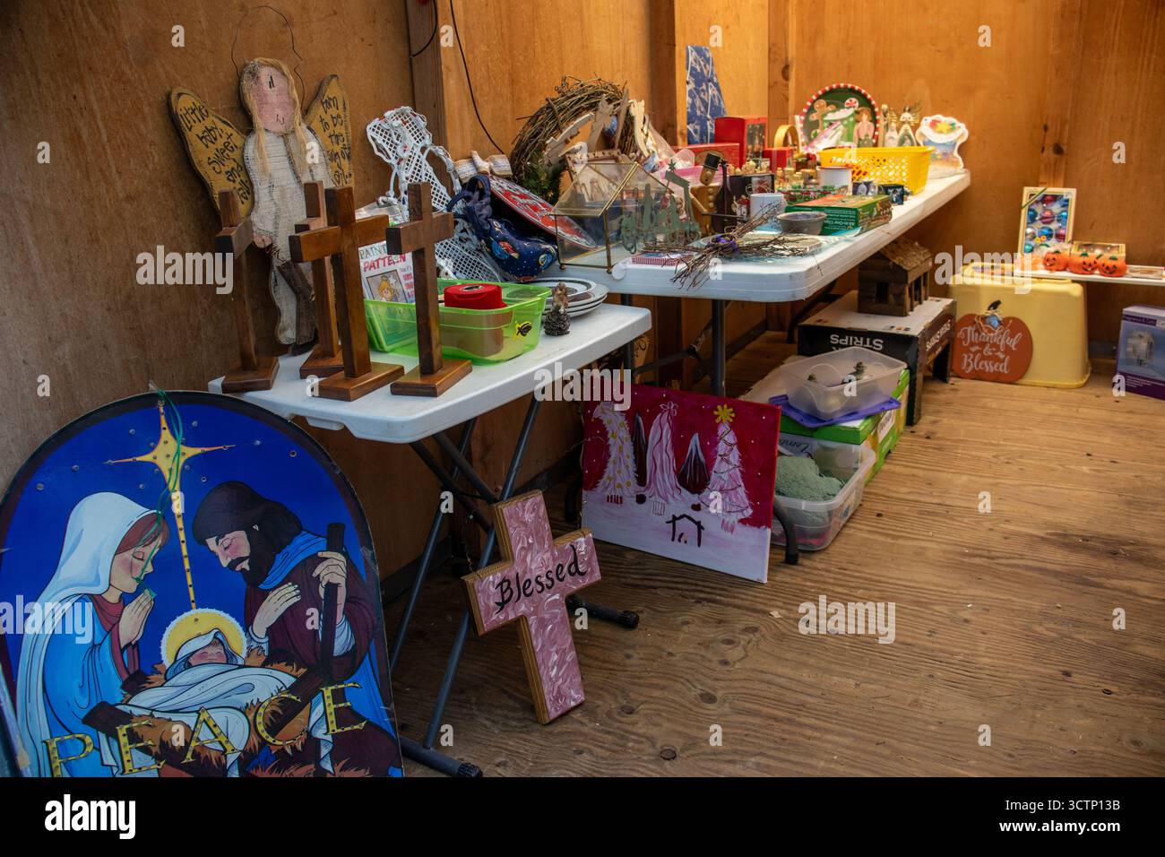 Decorazioni per le vacanze in vendita in garage o in cortile in una casa suburbana nel Midwest degli Stati Uniti Foto Stock
