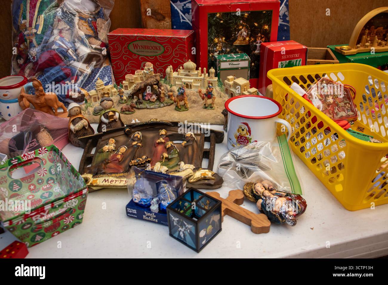 Decorazioni natalizie in vendita in garage o in cortile in una casa suburbana nel Midwest degli Stati Uniti Foto Stock