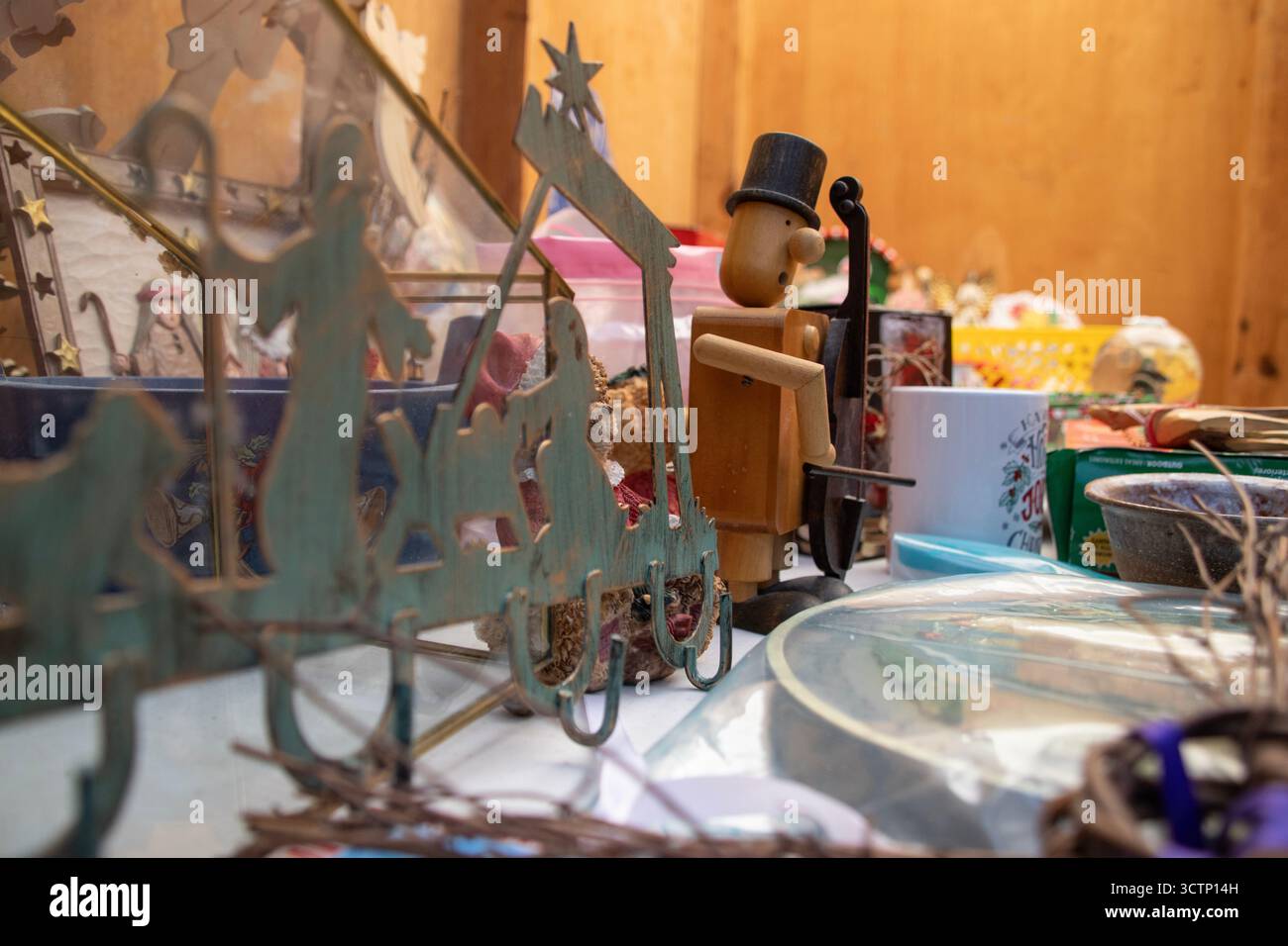 Decorazioni per le vacanze in vendita in garage o in cortile in una casa suburbana nel Midwest degli Stati Uniti Foto Stock