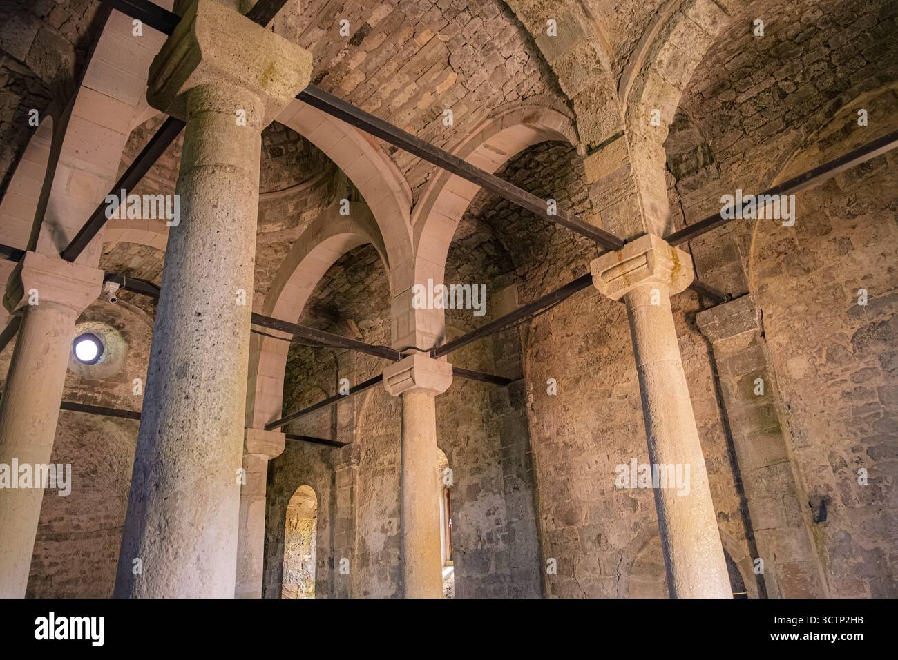 Interno della storica Yason Church. Antichi archi e colonne in pietra. Scatti con angolo verso l'alto. Adatto a progetti a tema storico e religioso. Foto Stock