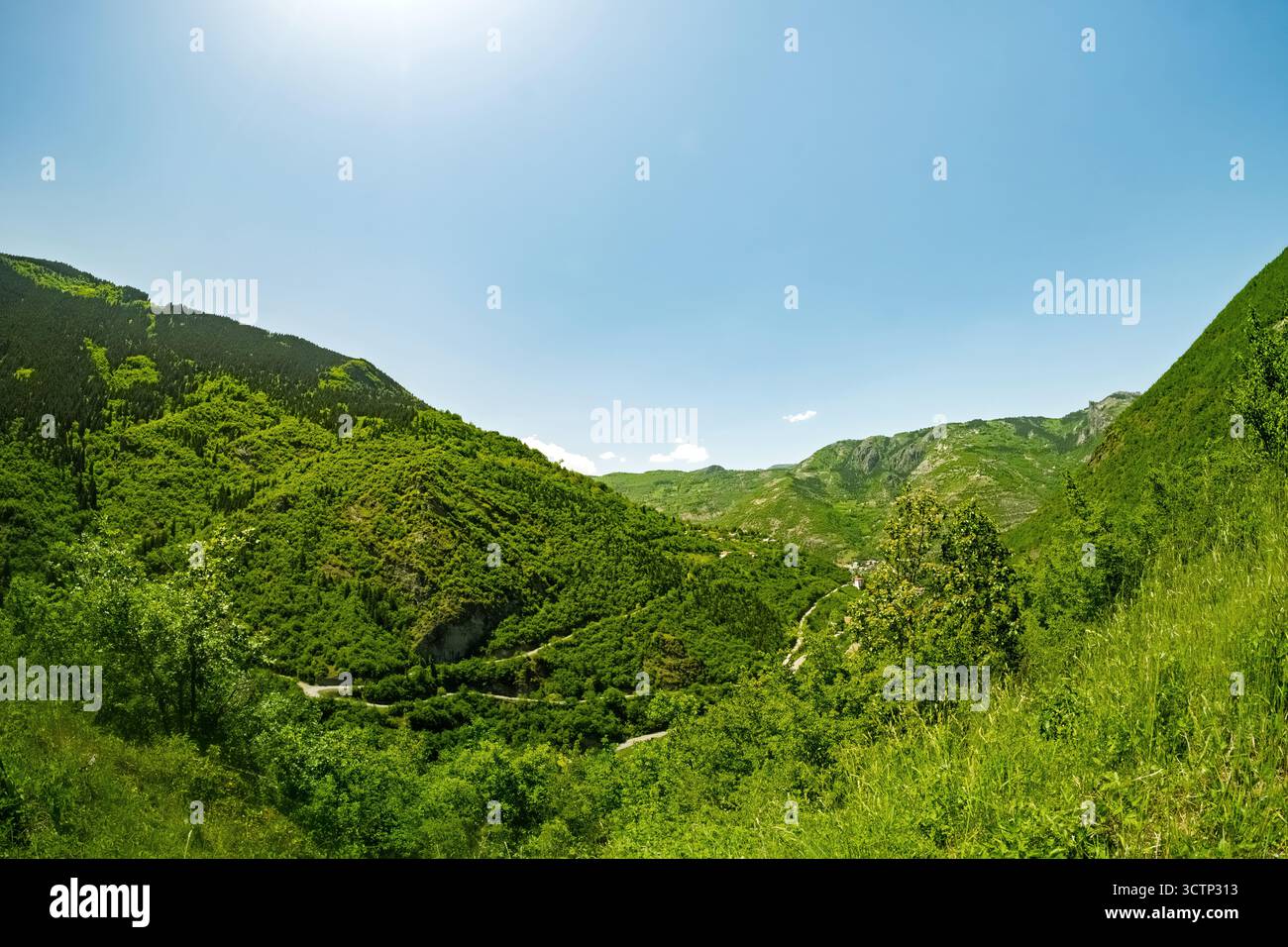 Vista panoramica delle lussureggianti montagne verdi. Dalla Turchia. Utilizzare per temi relativi ai viaggi e all'apprezzamento ambientale. Foto Stock