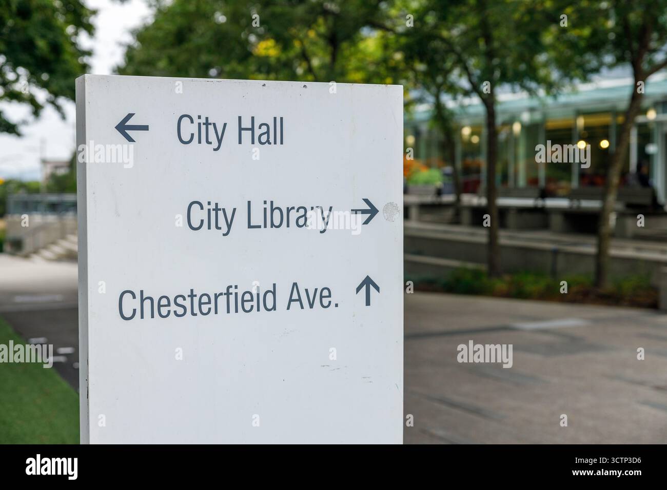 Vancouver Nord, Canada - 25 settembre 2025: Segnaletica direzionale bianca informativa a North Vancouver che guida verso il Municipio a sinistra, la Biblioteca cittadina a destra e Chester Foto Stock