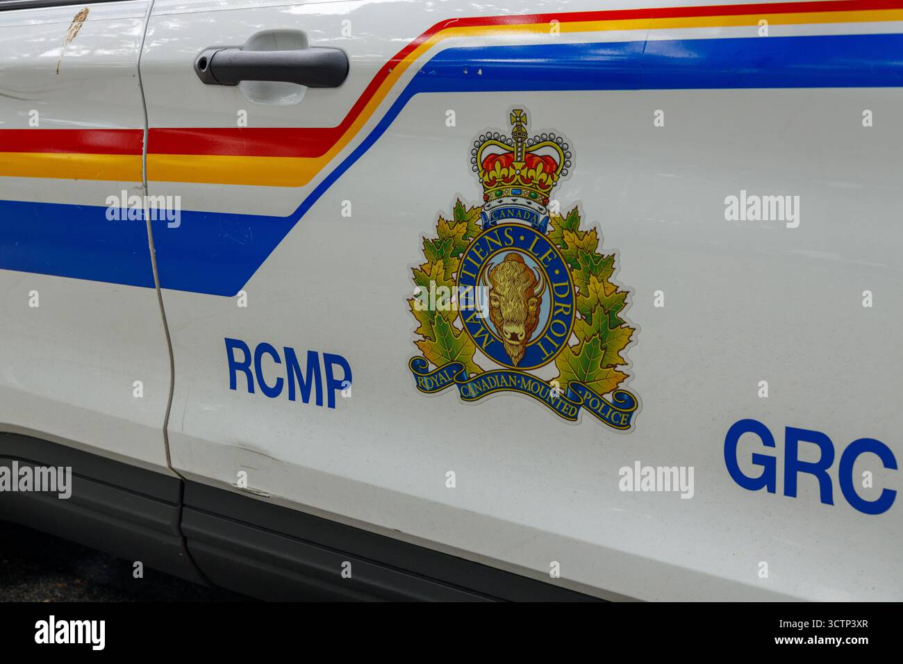 North Vancouver, Canada - 25 settembre 2025: Iconico veicolo di pattuglia della polizia a cavallo canadese con strisce colorate, corona e stemma di bisonte, bilingu Foto Stock