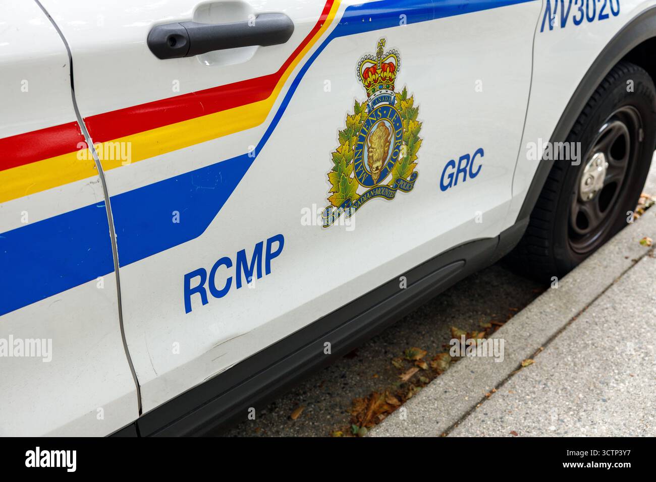 North Vancouver, Canada - 25 settembre 2025: Iconico veicolo di pattuglia della polizia a cavallo canadese con strisce colorate, corona e stemma di bisonte, bilingu Foto Stock
