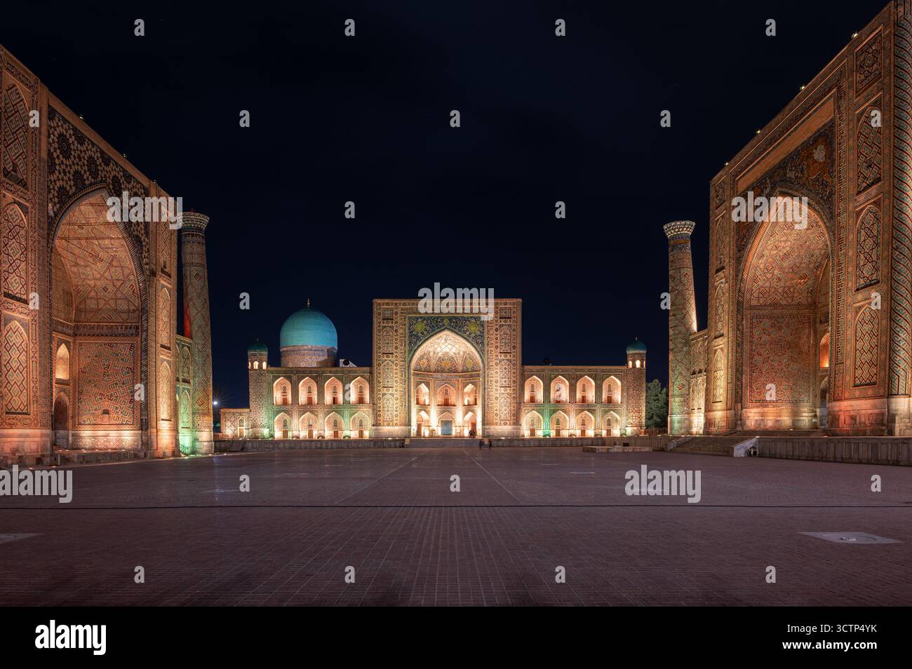 Riprese notturne grandangolari del complesso illuminato del Registan a Samarcanda, Uzbekistan, che mostra le sue grandiose madrasa Foto Stock