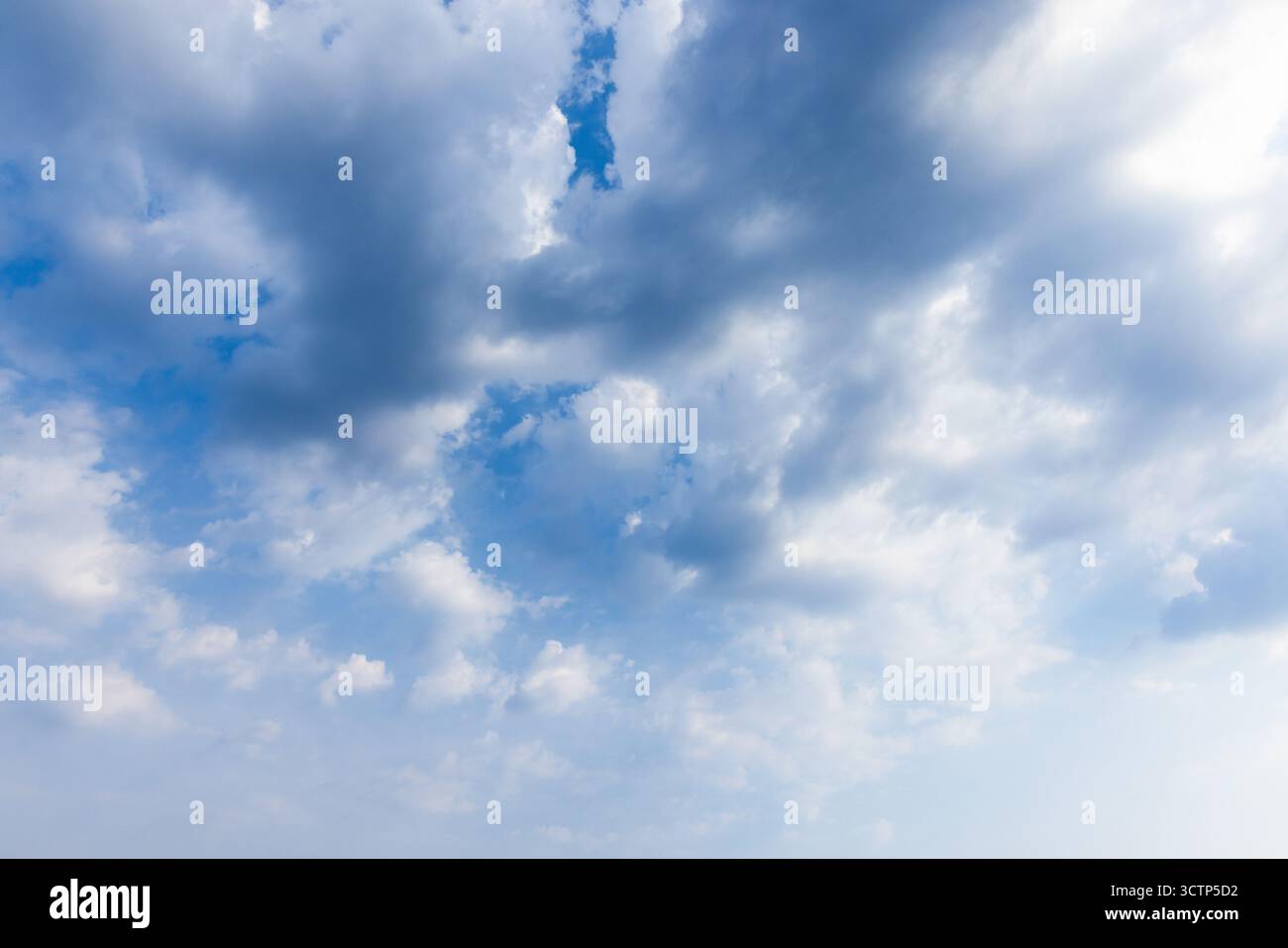 Texture per foto di sfondo cielo nuvoloso scattata in una giornata estiva di sole Foto Stock