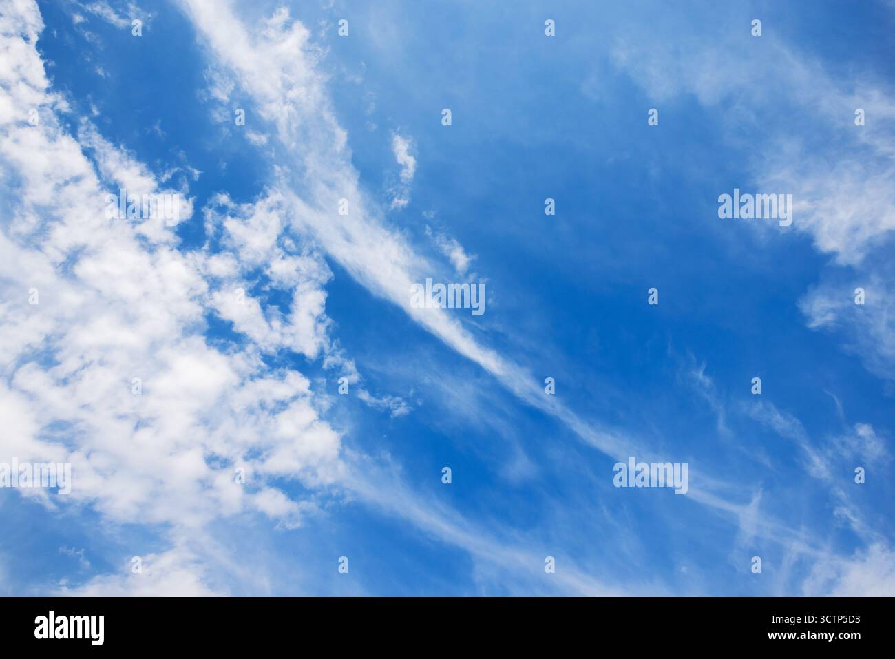 Ampio cielo blu pieno di nuvole bianche e texture naturale per foto di sfondo Foto Stock
