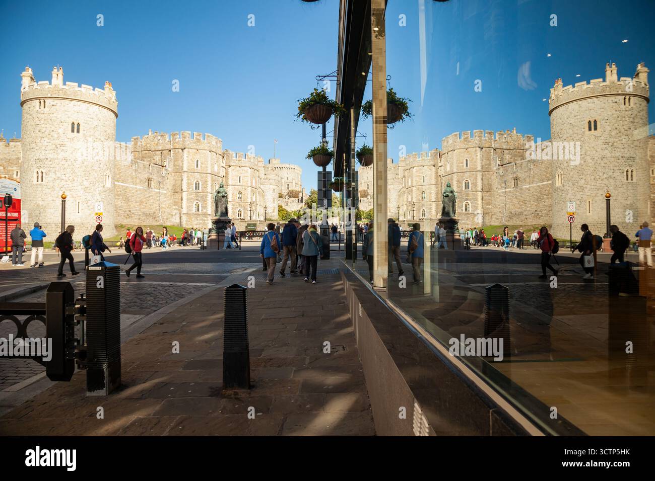 Castello di Windsor riflesso in una vetrina, Windsor, Berkshire, Inghilterra. Foto Stock