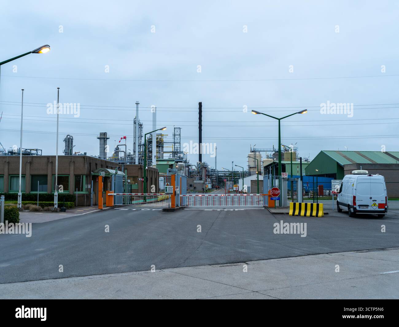 Ingresso principale e cancello di sicurezza dell'impianto chimico Chevron Phillips Chemicals International NV con impianti e condutture industriali Foto Stock