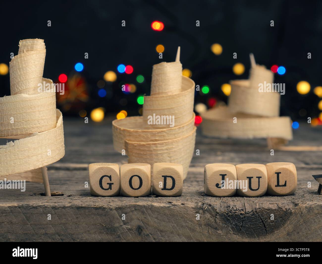 Rasature di legno a forma di albero di Natale su un tavolo rustico in legno, concetto scandinavo di auguri natalizi, God Jul Foto Stock
