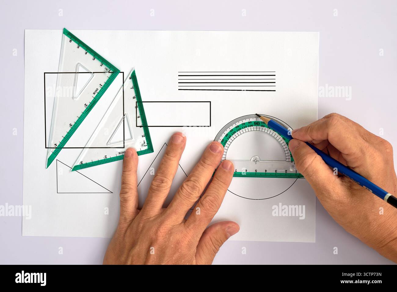 Mani di un progettista, architetto o studente al lavoro, che crea disegni tecnici con precisione. Una rappresentazione di abilità, creatività e design p Foto Stock