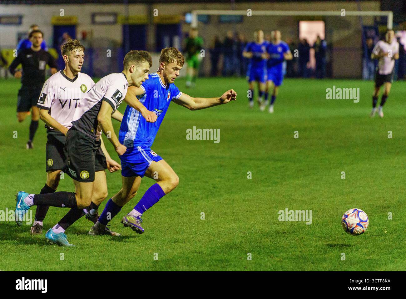 Glossop North End AFC vs. Stockport Town FC nella North West Counties League Premier Division presso l'Asgard Engineering Stadium, Glossop, High Peak, Derbyshire, Regno Unito, 7 ottobre 2025 Foto Stock