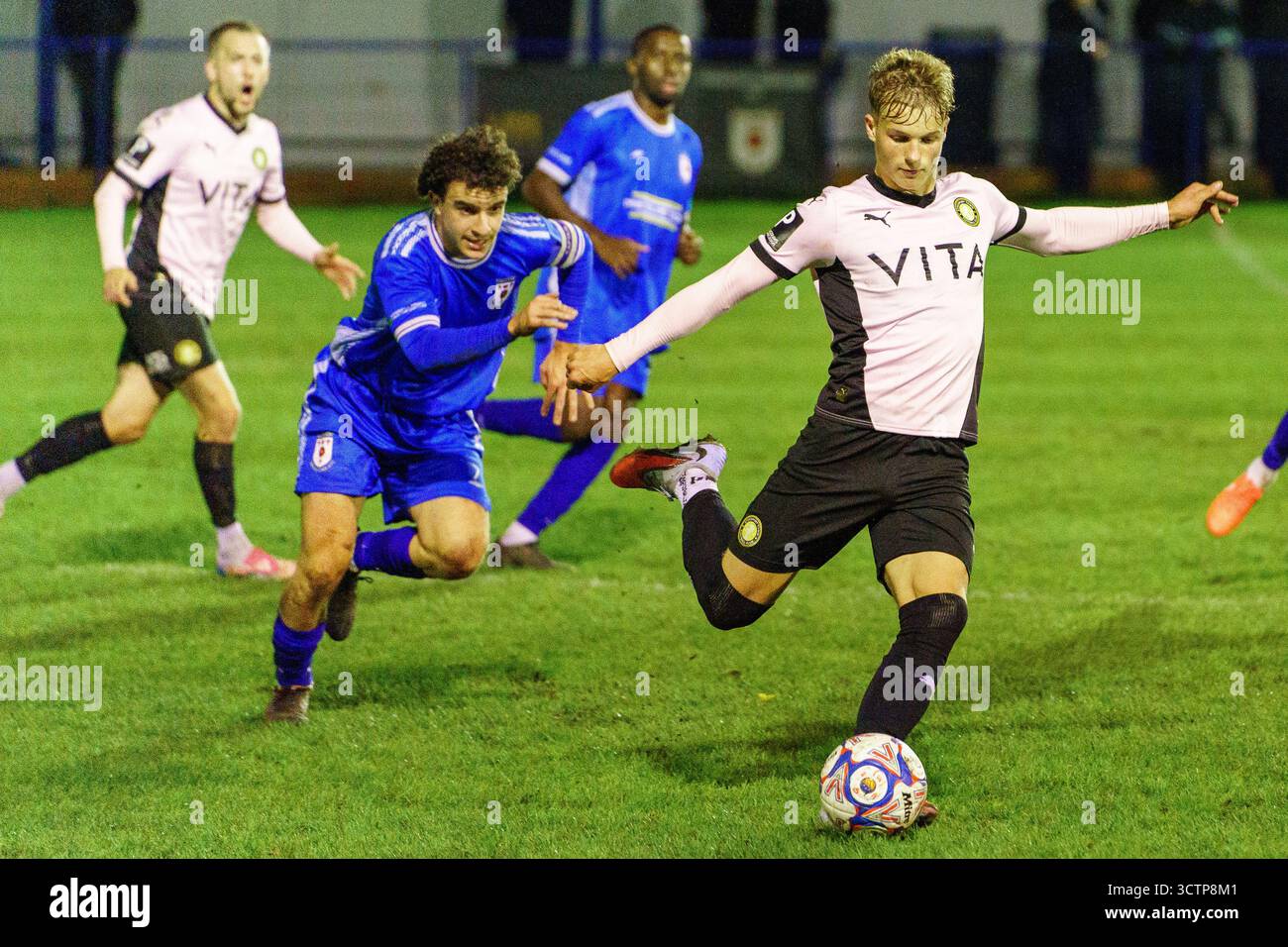 Glossop North End AFC vs. Stockport Town FC nella North West Counties League Premier Division presso l'Asgard Engineering Stadium, Glossop, High Peak, Derbyshire, Regno Unito, 7 ottobre 2025 Foto Stock