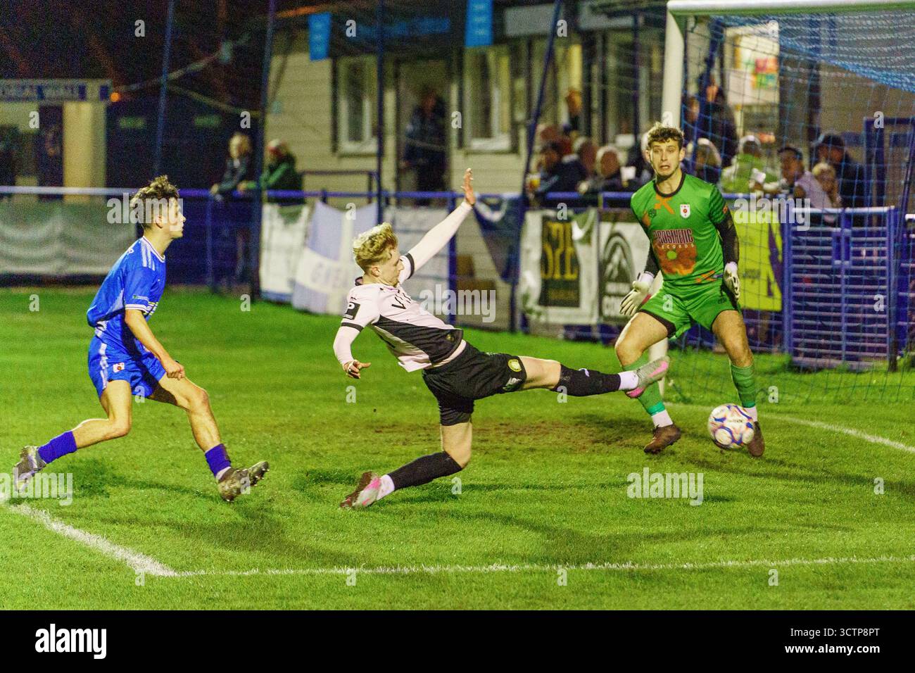 Keane Barugh manca di poco durante il Glossop North End AFC vs. Stockport Town FC nella North West Counties League Premier Division presso l'Asgard Engineering Stadium, Glossop, High Peak, Derbyshire, Regno Unito, 7 ottobre 2025 Foto Stock