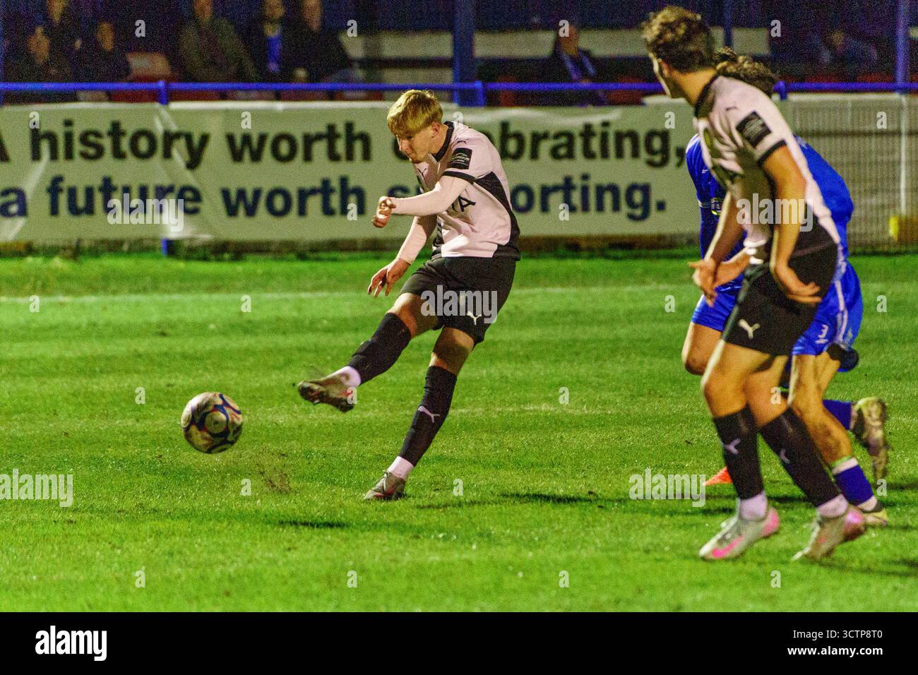 Keane Barugh spara durante il Glossop North End AFC vs. Stockport Town FC nella North West Counties League Premier Division all'Asgard Engineering Stadium, Glossop, High Peak, Derbyshire, Regno Unito, 7 ottobre 2025 Foto Stock