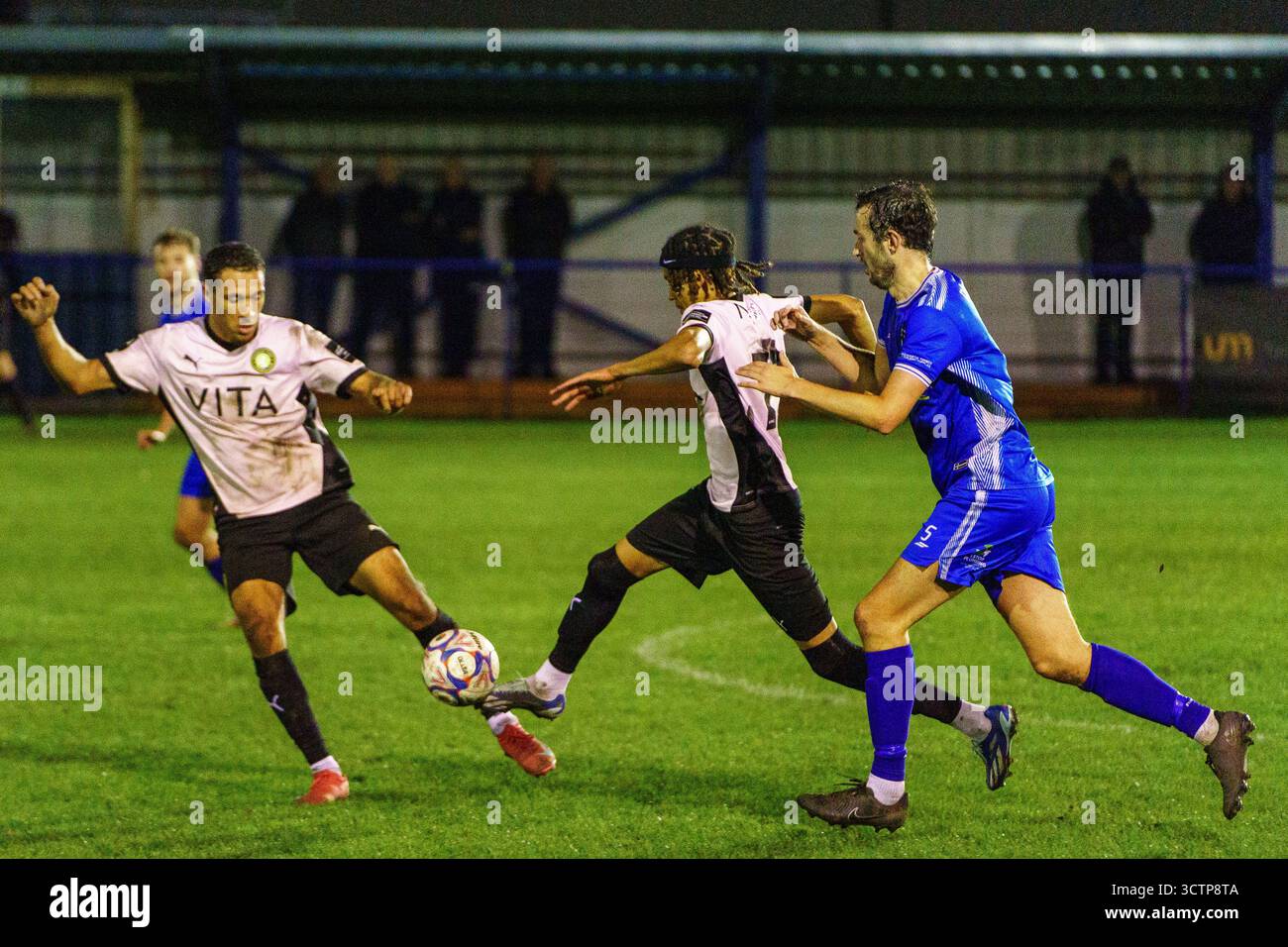 Glossop North End AFC vs. Stockport Town FC nella North West Counties League Premier Division presso l'Asgard Engineering Stadium, Glossop, High Peak, Derbyshire, Regno Unito, 7 ottobre 2025 Foto Stock