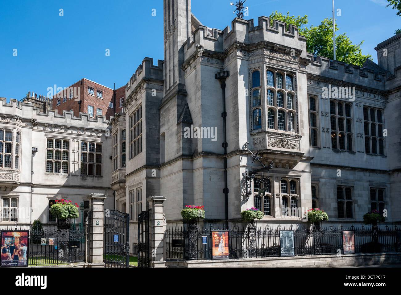 Londra, Inghilterra 10 luglio 2025 Two Temple Place, scintillante edificio neo-Tudor con elementi stravaganti e gotici su Victoria Embankment, commissionato da Foto Stock